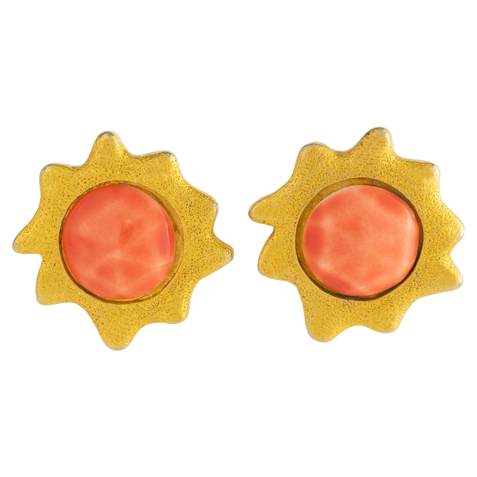 Chantal Thomass Paris Vergoldete Clip-Ohrringe mit lachsfarbenen Keramik-Cabochons im Angebot