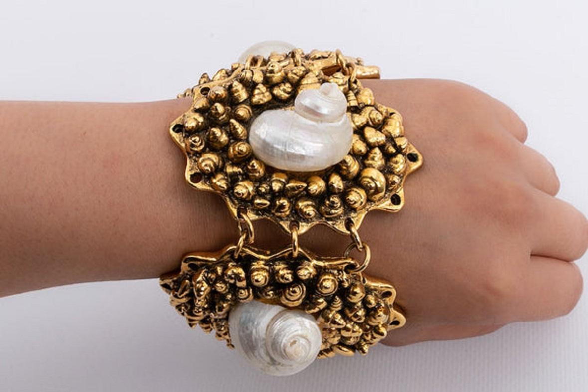 Chantal Thomass Articulated gilded metal bracelet embellished with pearly shells.

Additional information:
Dimensions: Length: 22 cm (8.66