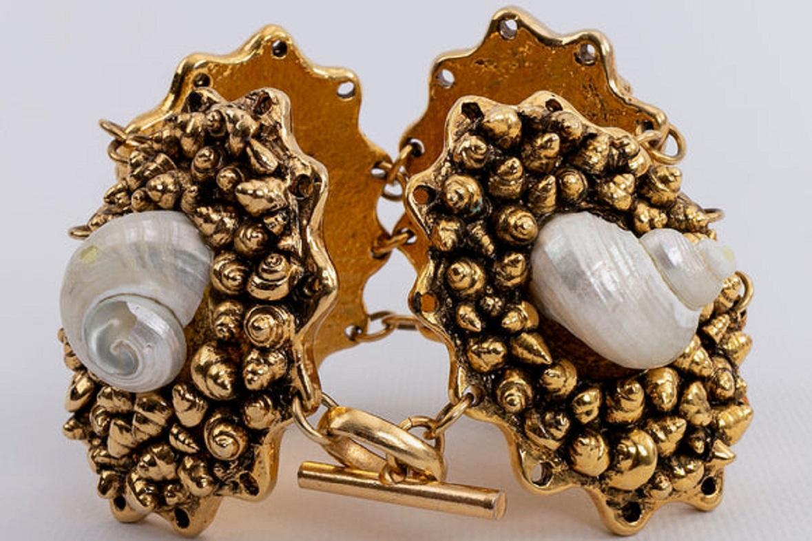 Chantal Thomass Bracelet en coquillage et métal doré articulé en vente 3