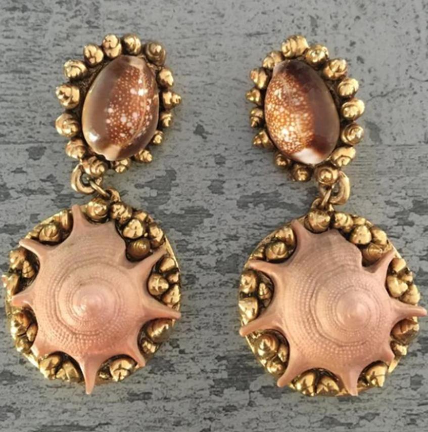 Chantal Thomass SS90 Seashell Dangling earrings

Tag Chantal Thomass

Measurements
Length: 9,8cm
Width: from 3,5 to 4,5cm

Rare dangling earrings ( clip- on ) featuring seashells in an antiqued silver toned setting
Embossed Chantal Thomass on the