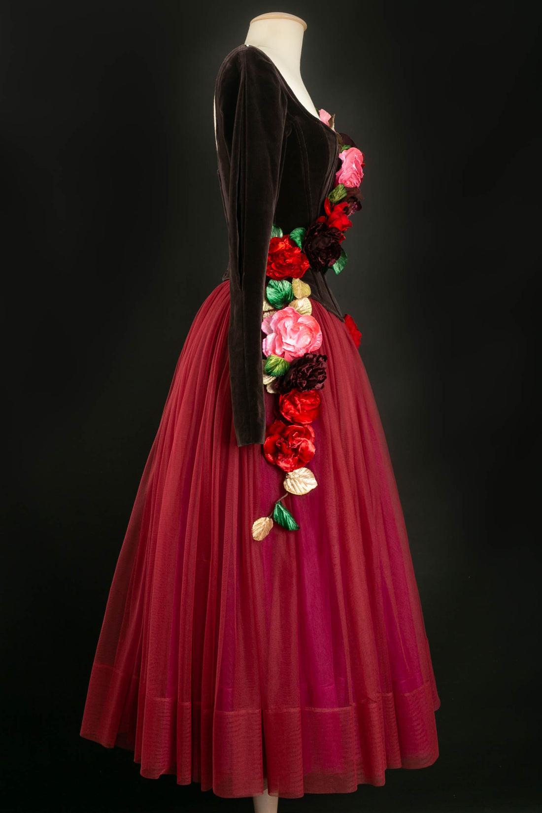Chantal Thomass - Bustier con mangas abullonadas de terciopelo marrón y falda de tul burdeos decorada con flores de tela. Colección Otoño-Invierno 1990. Sin composición ni etiqueta de talla, se ajusta a una talla 36FR. 
Bolduc N°02366.

Más
