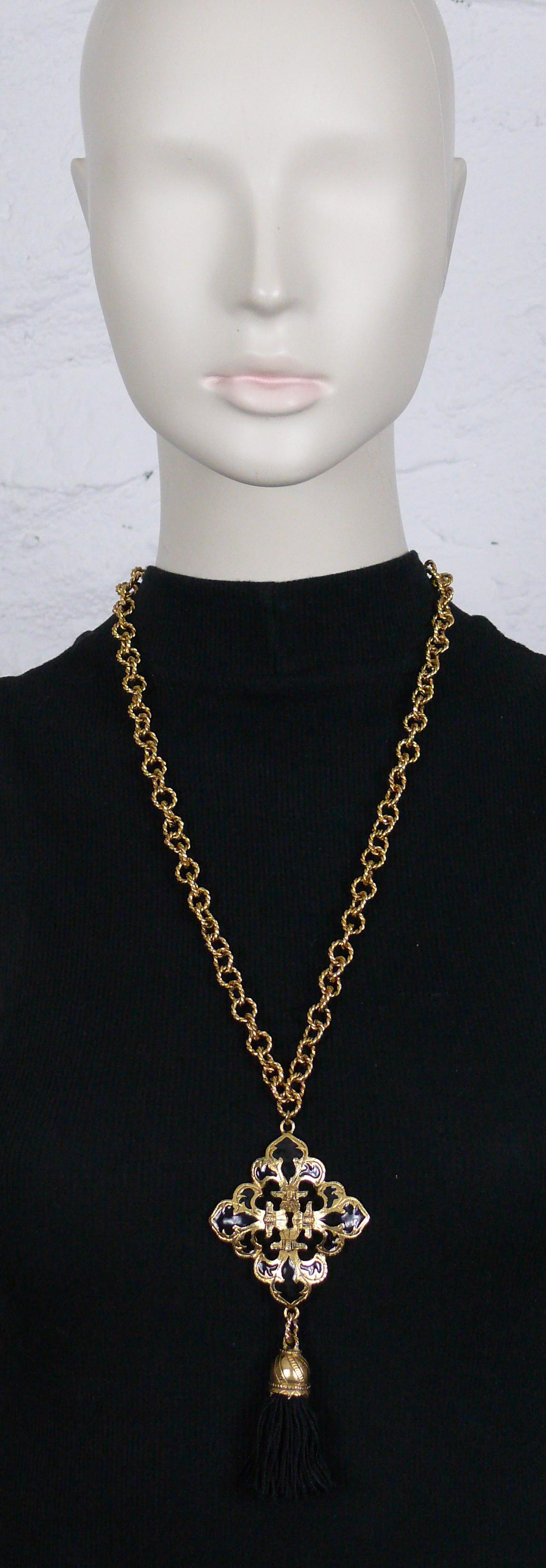 CHANTAL THOMASS vintage antiqued gold toned rope-like link chain necklace featuring a four fleur-de-lis pendant embellished with black enamel and a black tassel.

Embossed CHANTAL THOMASS.

Indicative measurements : chain length approx. 64.5 cm