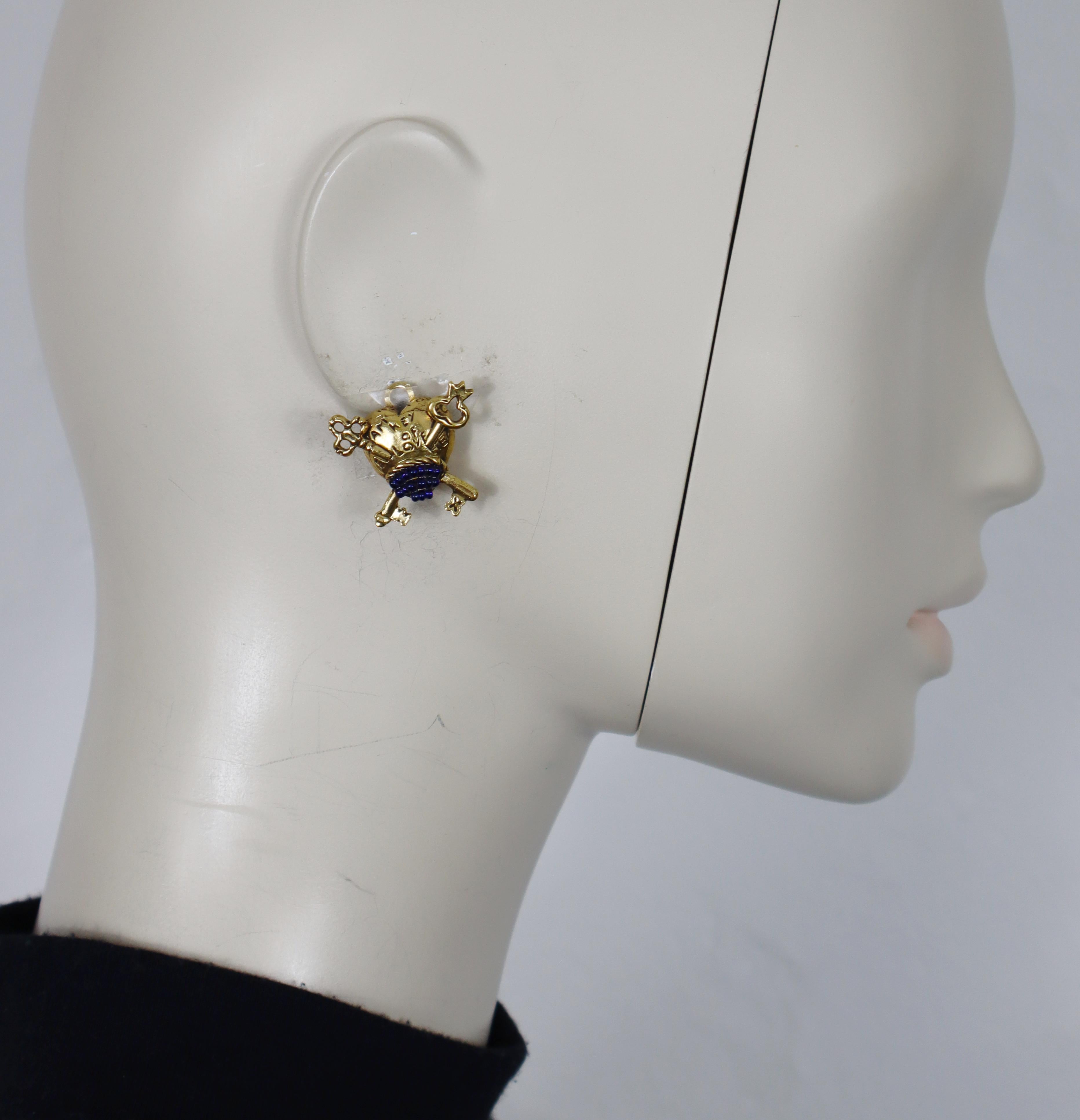 CHANTAL THOMASS vintage antiqued gold tone key to my heart clip-on earrings embellished with blue beads.

Embossed CHANTAL THOMASS.

Indicative measurements : max. height approx. 2.2 cm (0.87 inch) / max. width 2.6 cm (1.02 inches).

Weight per