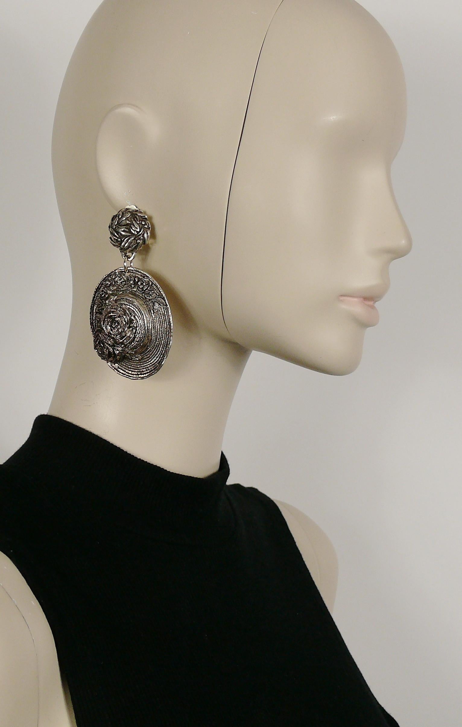CHANTAL THOMASS vintage rare massive dangling earrings (clip-on) featuring hats with flowers in silver tone with antiqued patina.

Embossed CHANTAL THOMASS.

Indicative measurements : height approx. 8 cm (3.15 inches) / max. width 4 cm (1.57