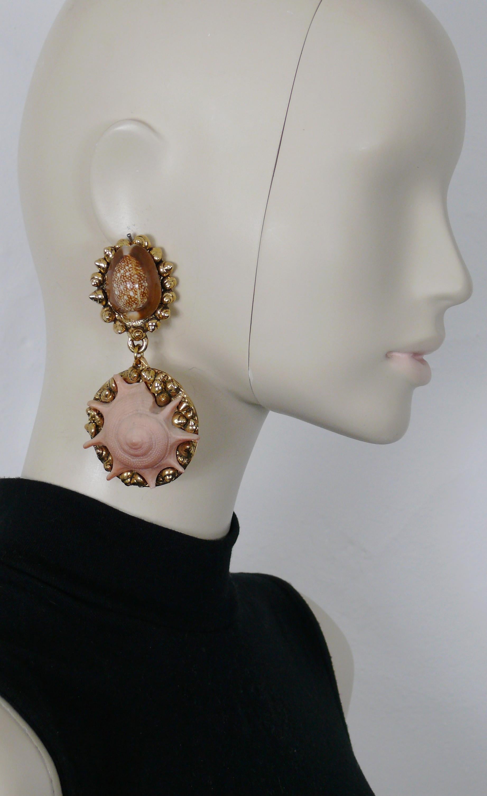 CHANTAL THOMASS vintage massive dangling earrings (clip-on) featuring seashells in an antiqued gold toned resin setting.

Embossed CHANTAL THOMASS.

Indicative measurements : height approx. 10 cm (3.94 inches) / max. width 4.6 cm (1.81