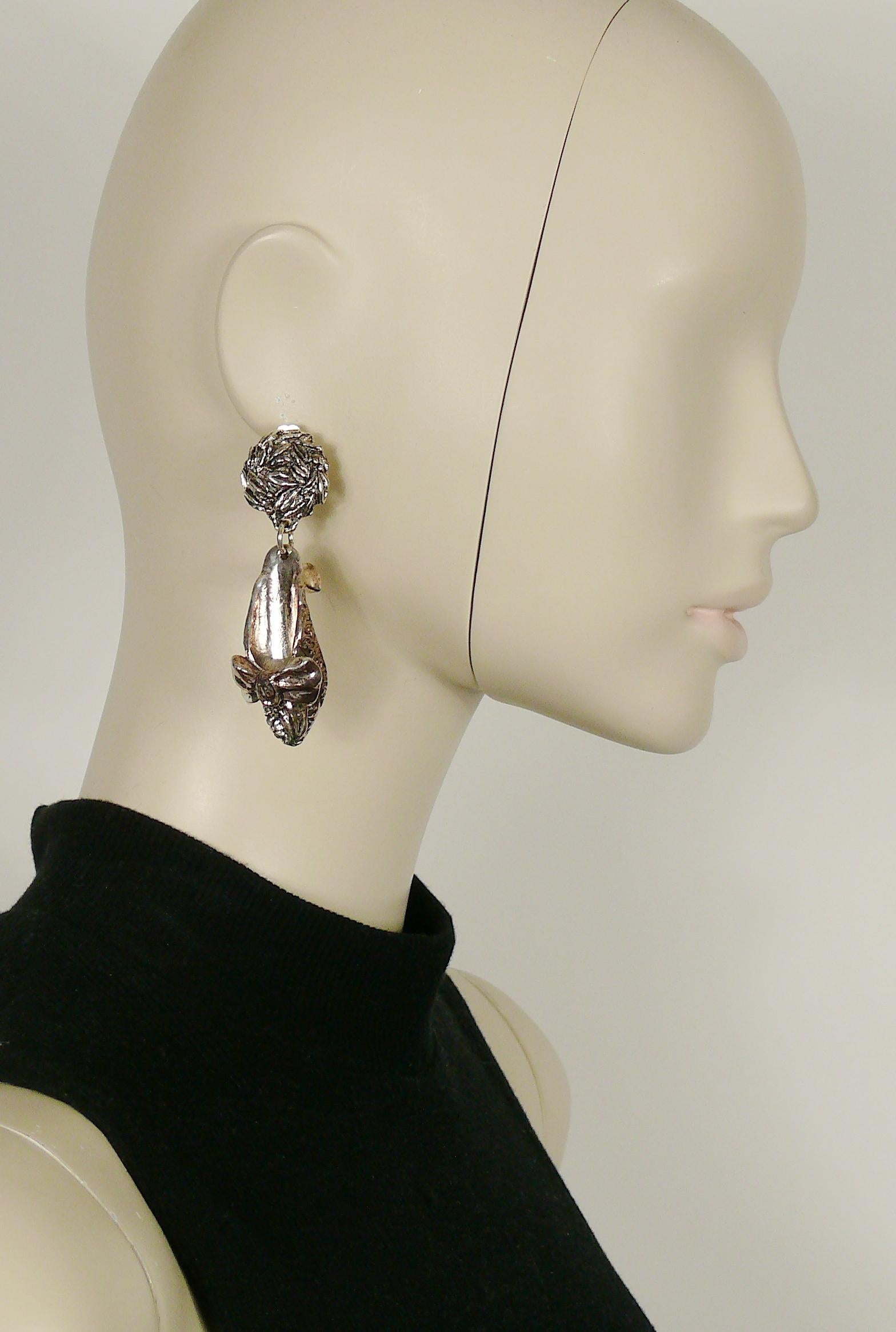 CHANTAL THOMASS vintage rare novelty dangling earrings (clip-on) featuring resin shoes in silver tone with antiqued patina.

Embossed CHANTAL THOMASS.

Indicative measurements : height approx. 7.5 cm (2.95 inches) / max. width 2 cm (0.79