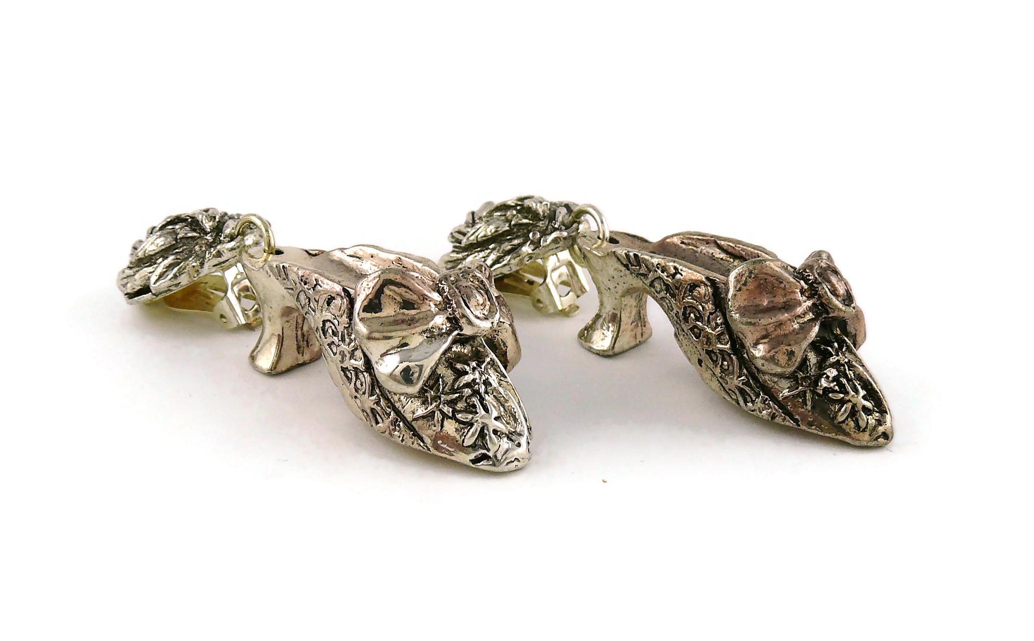 Chantal Thomass Vintage Novelty Silver Toned Shoe Dangling Earrings In Good Condition For Sale In Nice, FR