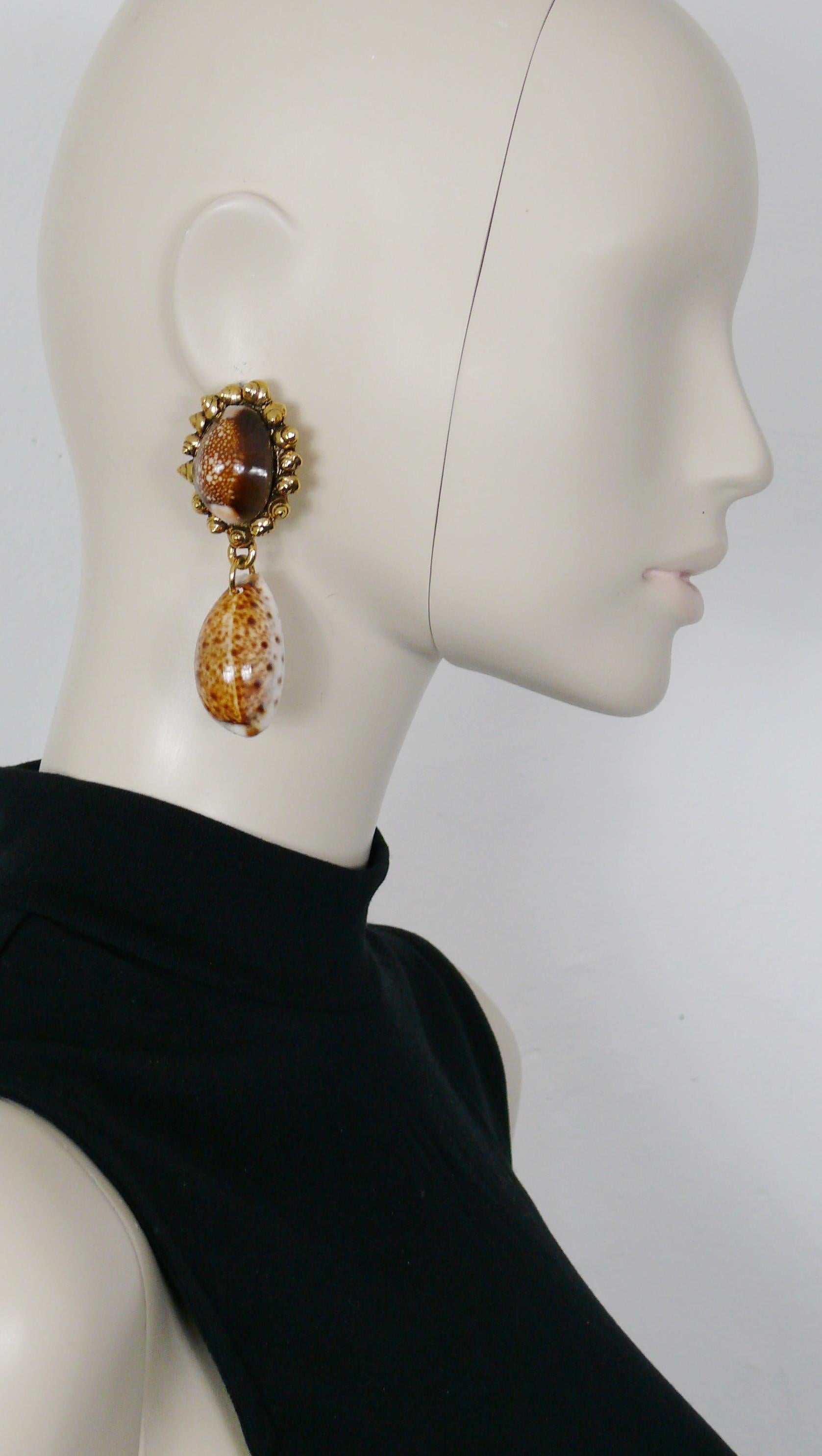 CHANTAL THOMASS vintage dangling earrings (clip-on) featuring seashells in a gold toned setting.

Embossed CHANTAL THOMASS.

Indicative measurements : max. height approx. 8.5 cm (3.35 inches) / max. width 3.3 cm (1.30 inches).

NOTES
- This is a