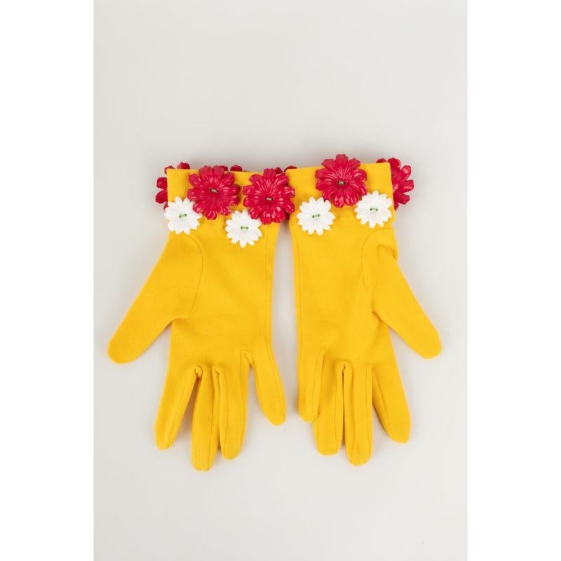 Chantal Thomass  -Yellow cotton gloves embroidered with flowers. Unsigned piece from a defile.

Additional information:
Condition: Very good condition
Dimensions: Length: 22 cm

Seller Reference: ACC63