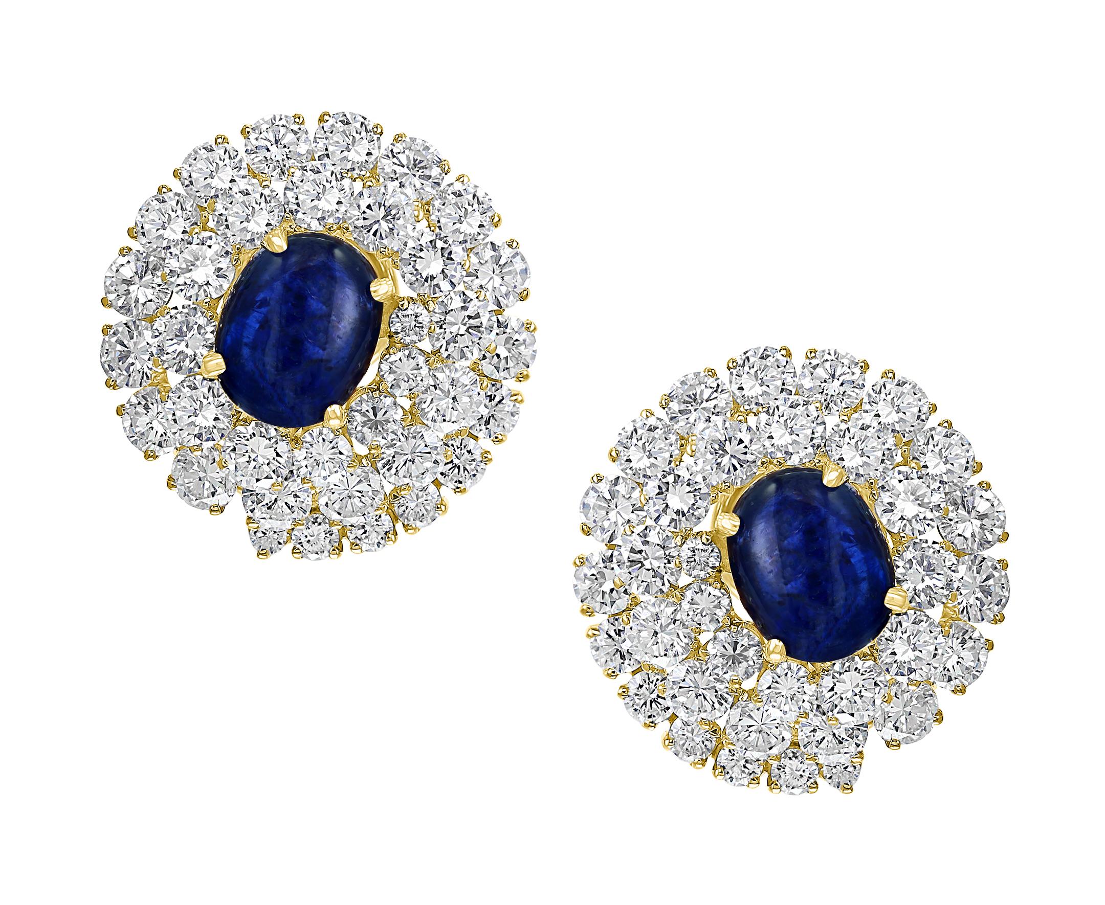 Designer Chantecler D'Italie 
Bague et boucle d'oreille en or jaune 18 carats avec saphir cabochon de 12 ct et diamant de 22 ct de couleur VS/E-F. 
 Total de 3 saphirs dans les boucles d'oreilles et la bague.
 Bleu 12 carats   Saphir  Clou d'oreille