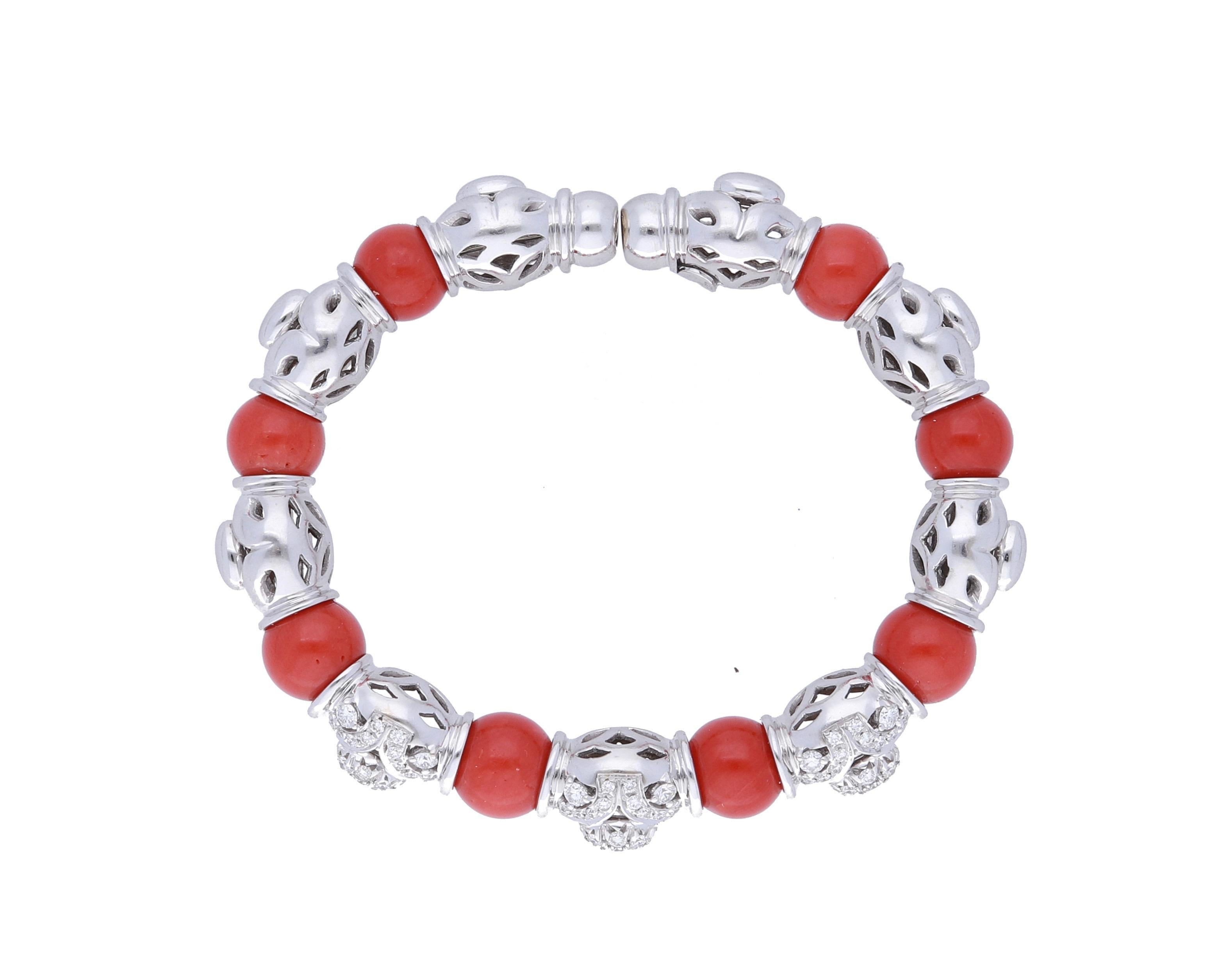 18 kt. white gold bangle with 2.0 carat of round-cut diamonds and 8 spheres of coral ( 9 mm. ca )
This beautiful and sporty bangle is adjustable for any wrist's size.
Is signed by Chantecler, a famous Italian brand from Capri.
The coral is from Asia.