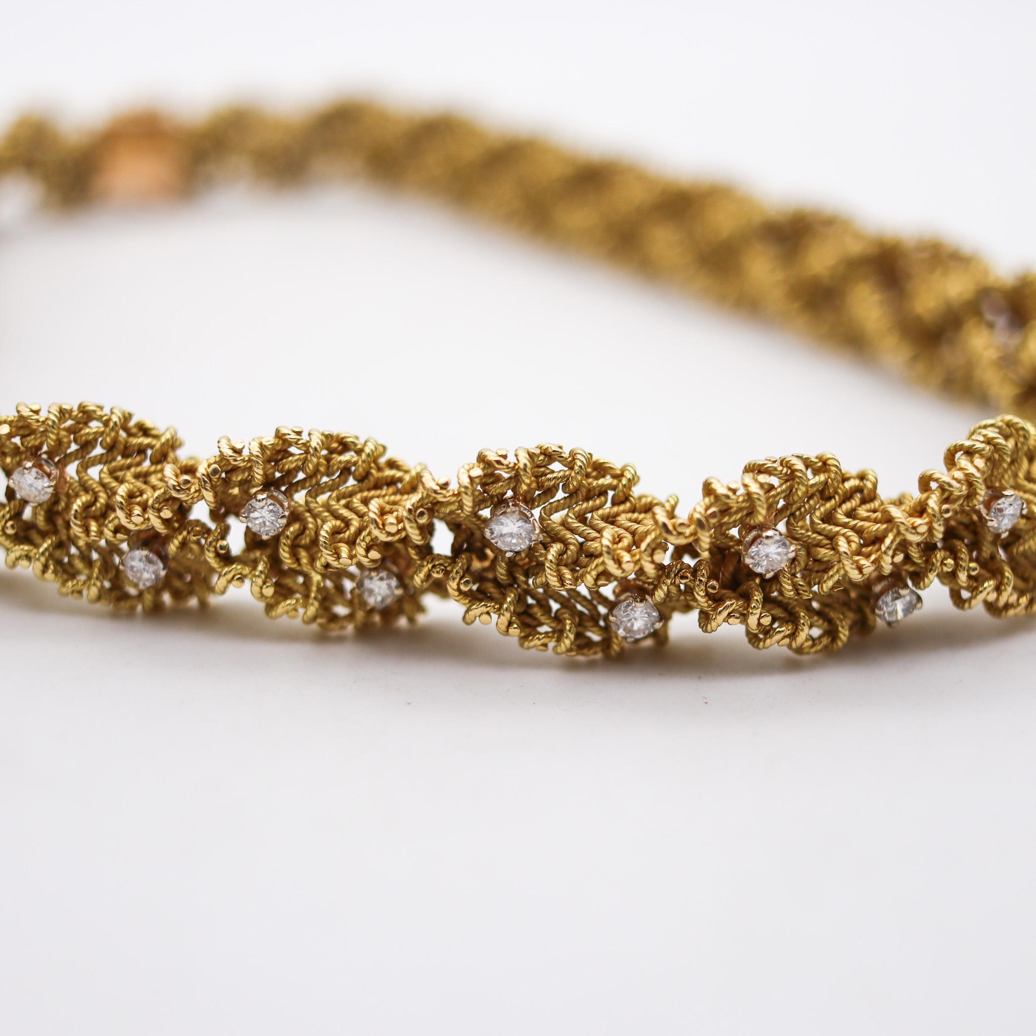 Un collier conçu par Chantecler de Capri.

Fabuleux collier torsadé, créé sur l'île de Capri en Italie par la maison de joaillerie Chantecler au milieu du siècle dernier, dans les années 1960. Ce rare et magnifique collier vintage a été conçu avec