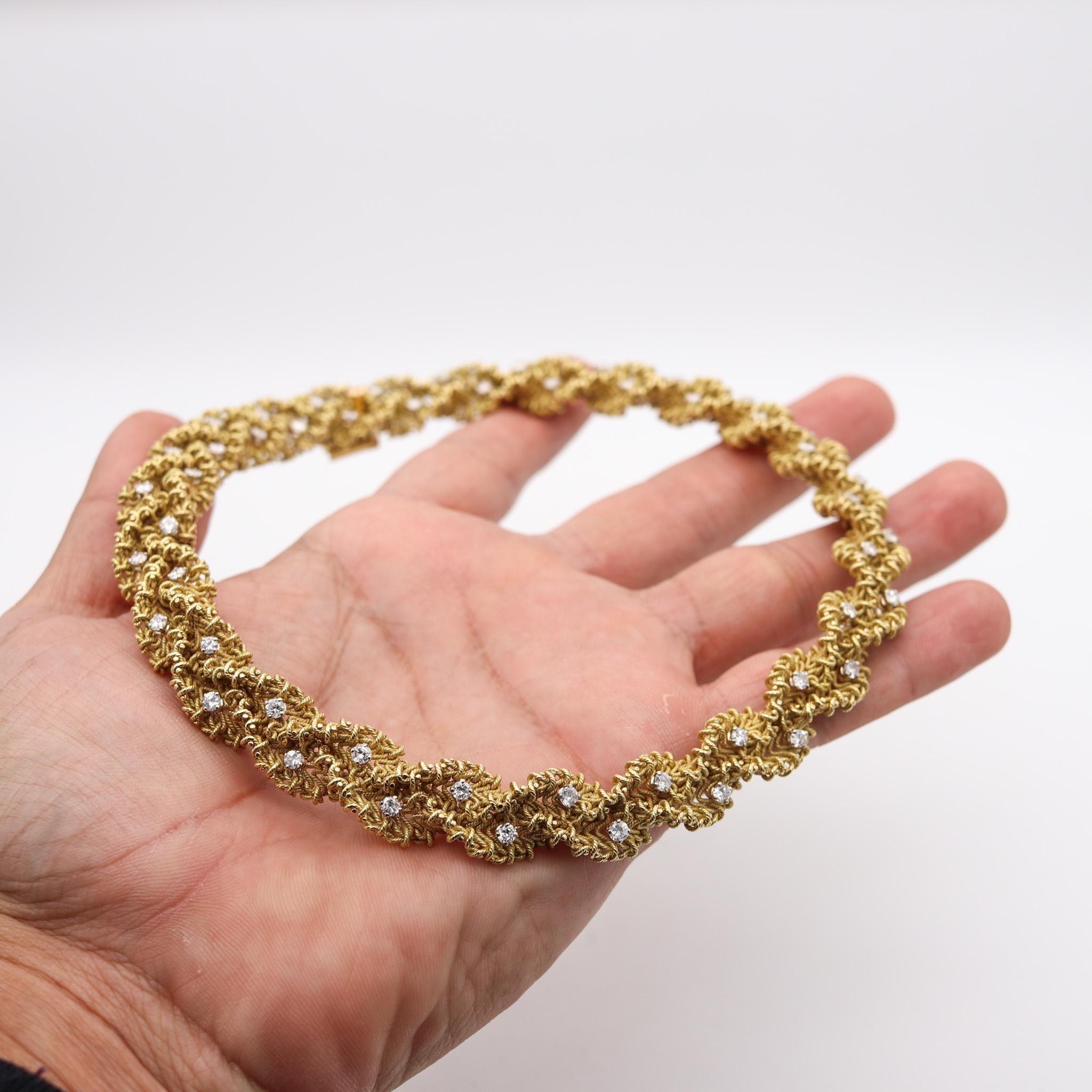 Una collana disegnata da Chantecler di Capri.

Favolosa collana intrecciata, creata sull'isola di Capri dalla casa di gioielli Chantecler durante la metà del secolo scorso, nel 1960. Questa rara e bellissima collana vintage è stata realizzata con un