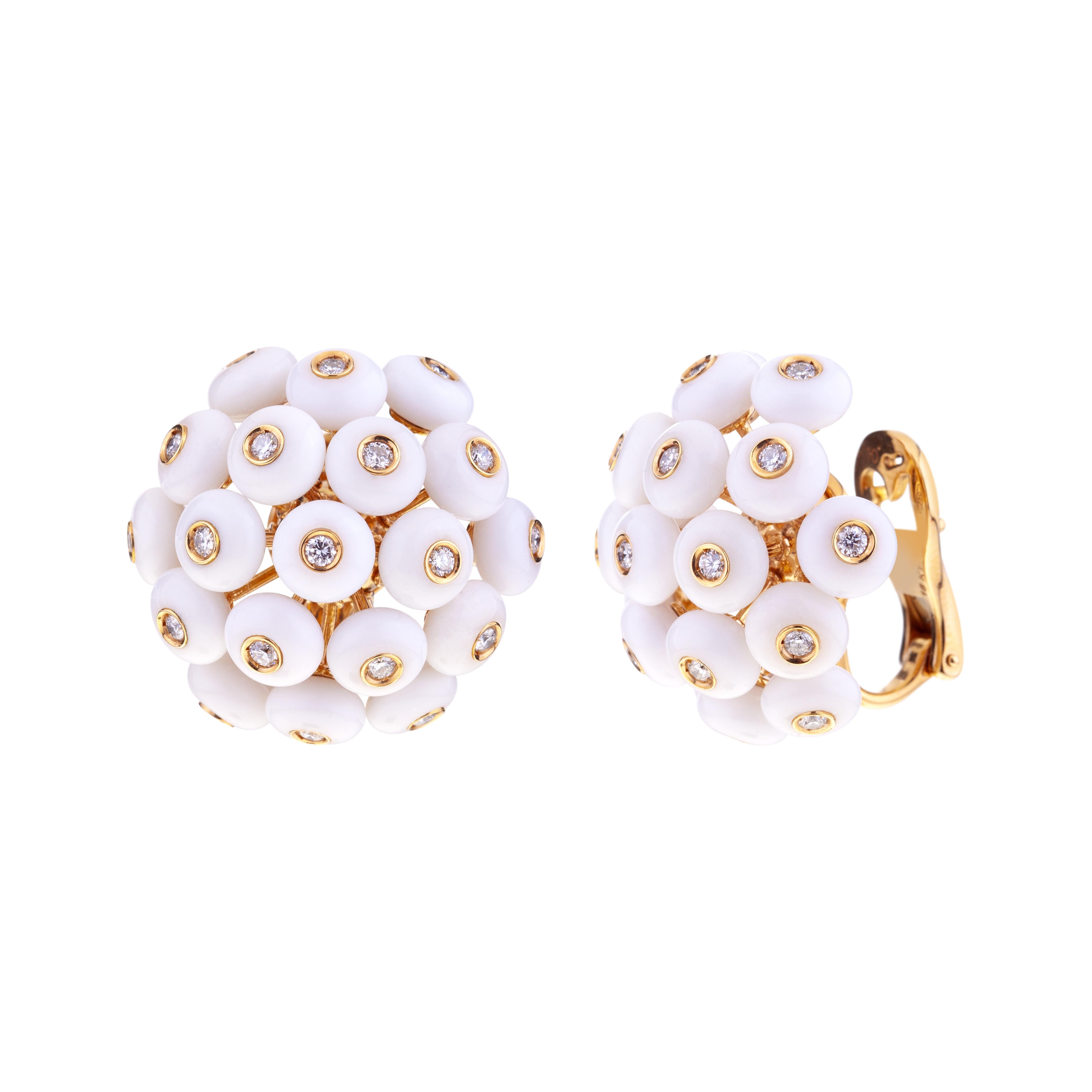 Chantecler Dandelion 18kt gold and Kogolong Earrings with Diamonds. 
The name of this collection draws its inspiration from its botanical origin, a special flower that grows in fields and countryside paths. From the study of nature diamonds, rock