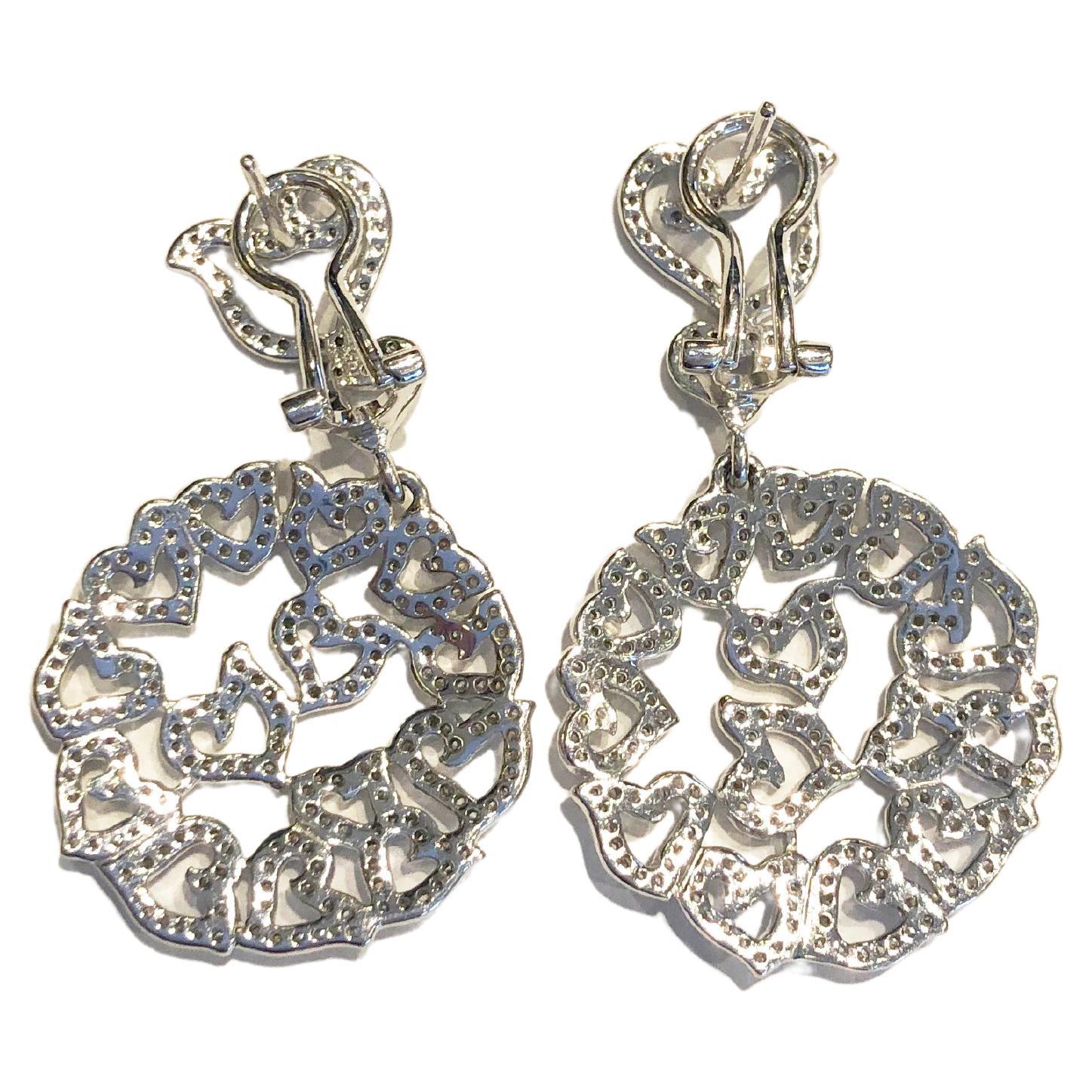 Chantecler DiAmour pavé of diamonds 18kt white Gold chandelier Earrings
Chantecler pays homage to love with the DiAmor collection, femenine and sophisticated, where the heart theme becomes a secret handwriting, a texture set in the perfect pavé of