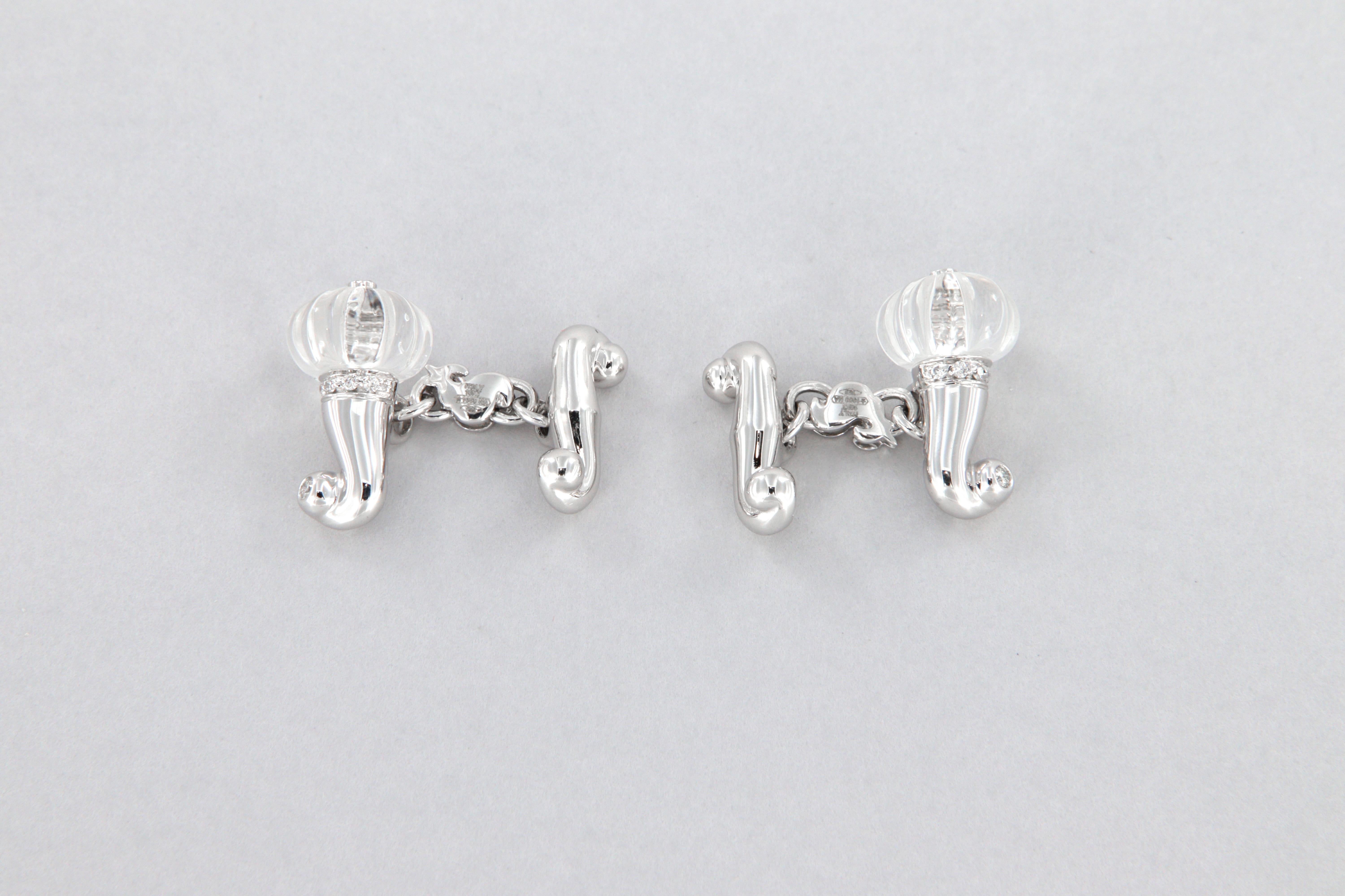 Boutons de manchette en cristal de roche gravé, diamants ronds de taille brillant pesant 0,12 carat en or blanc 18k, poids total 8,1 g.

La corne porte-bonheur emblématique de Chantecler, un fabricant de bijoux exclusif de Capri, en Italie. Au