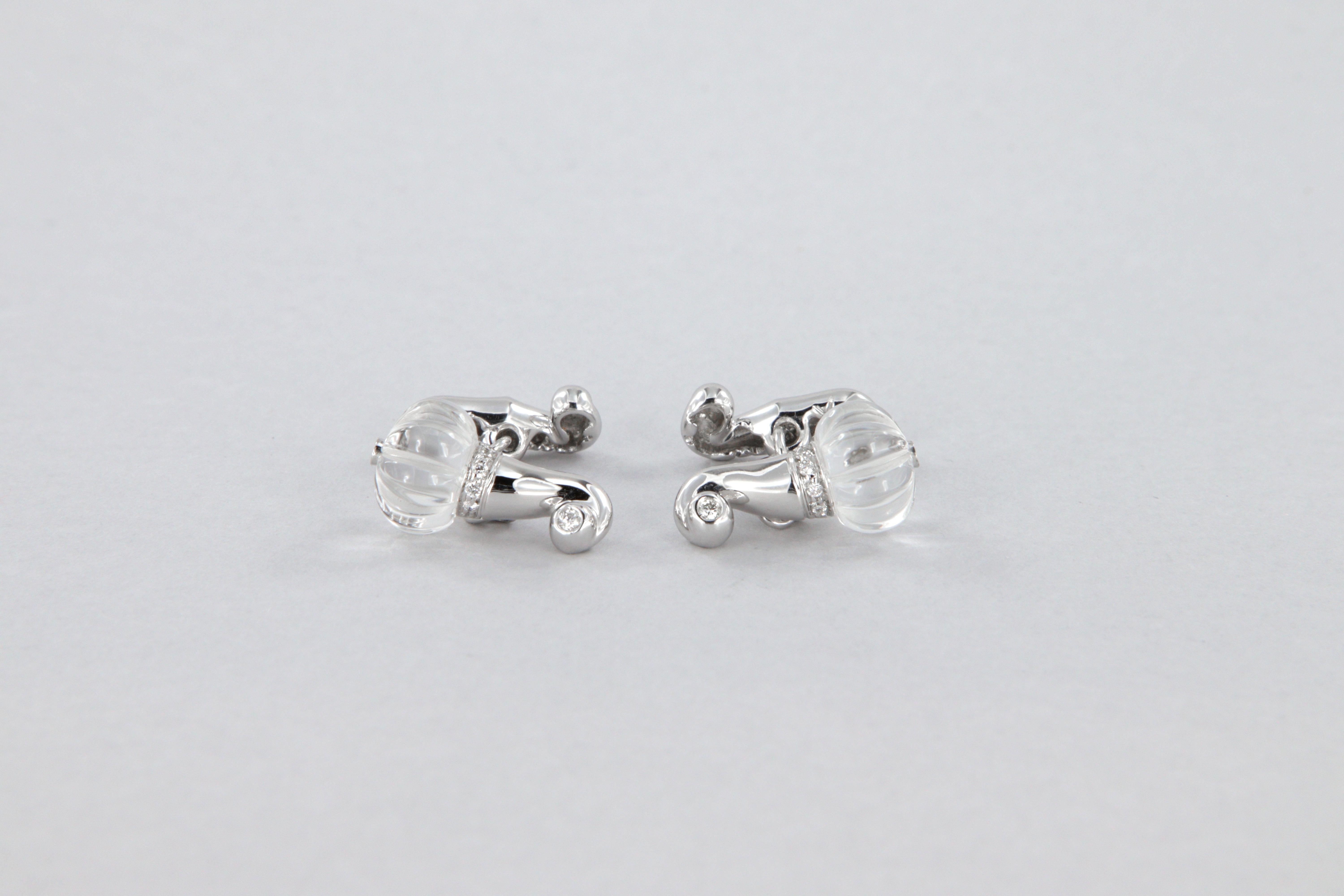 Round Cut Boutons de manchette Chantecler avec cristal de roche gravé et diamants en or 18k en vente
