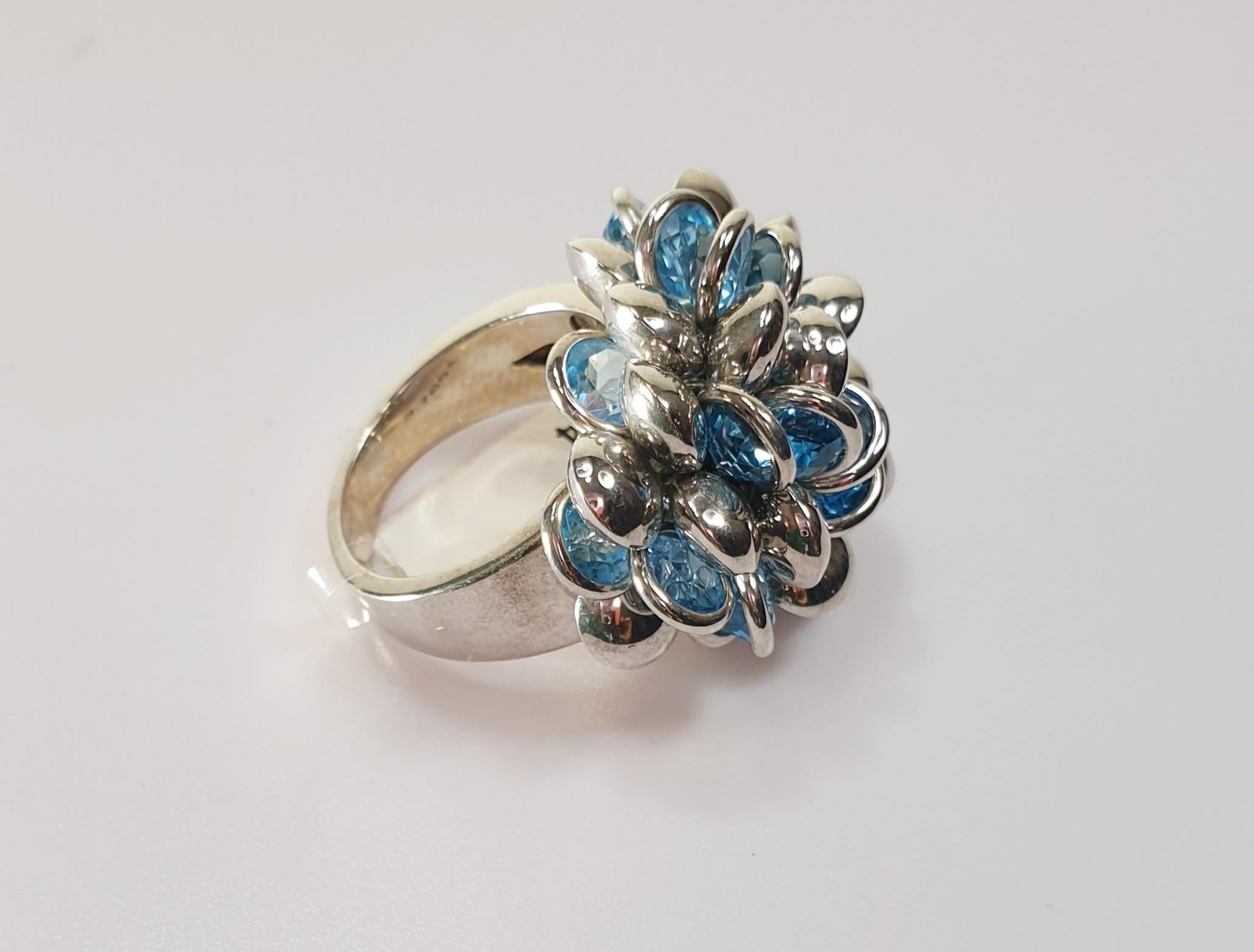 Contemporary Chantecler Inspired Pailletes Ring in White 18k Gold and Blue Topaz For Sale