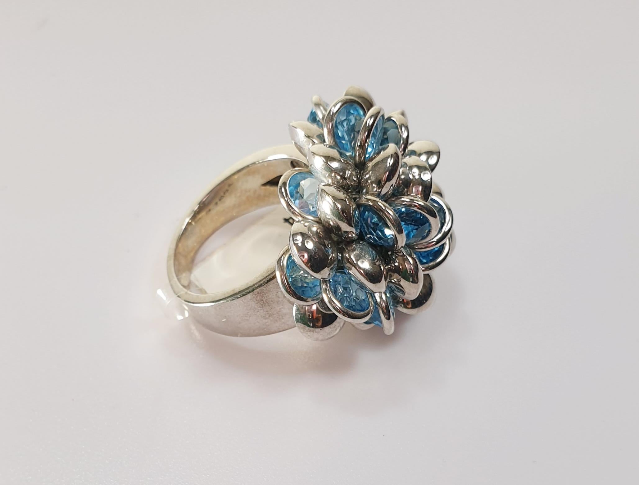 Chantecler inspirierter Paillettenring aus weißem 18k Gold und blauem Topas (Zeitgenössisch) im Angebot