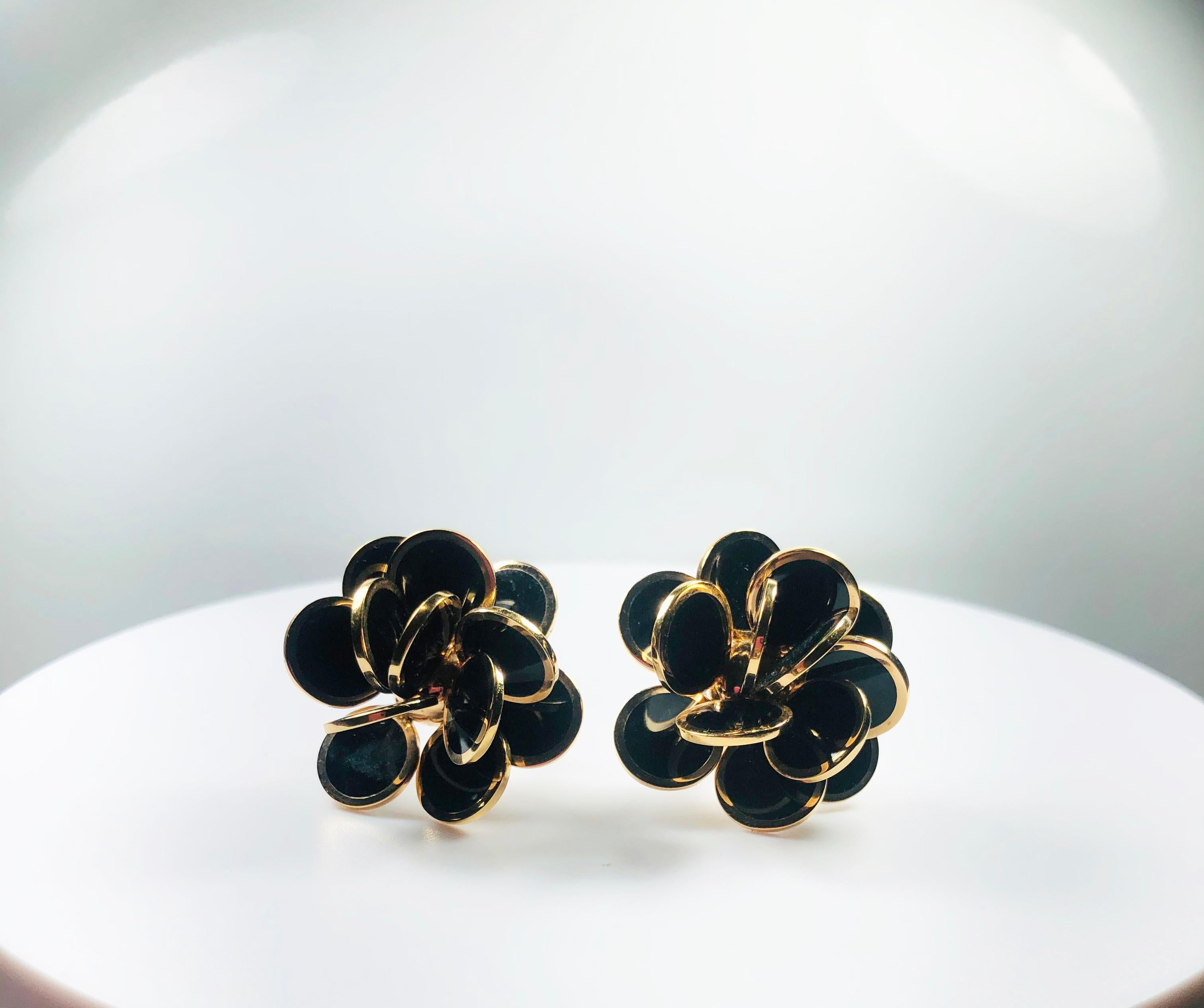Chantecler Black Pailletes Earrings, a glitttering bouquet of precious petals, enriched by enamels encircled by rose gold.
Weight 22gr.

Inspired by the caprese Dolce Vita of the Fifties, Paillettes is the epitome of a happy and free era. 
The