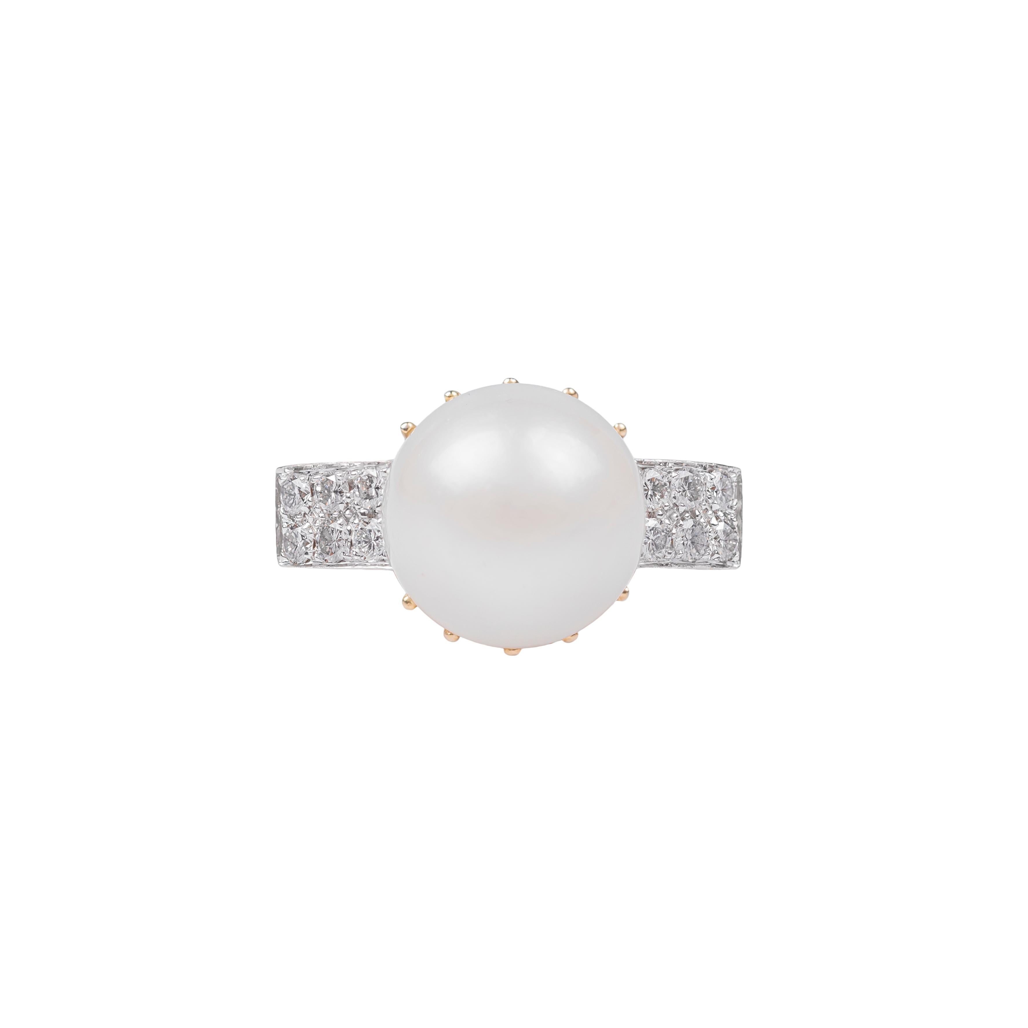 This ring was made in Italy by Chantecler Capri.
The frame is 18k yellow gold and it feature a pearl in the centre supported by ten claws, and six brilliant cut diamonds on each side.
Chantecler brand is stamped both inside and outside the