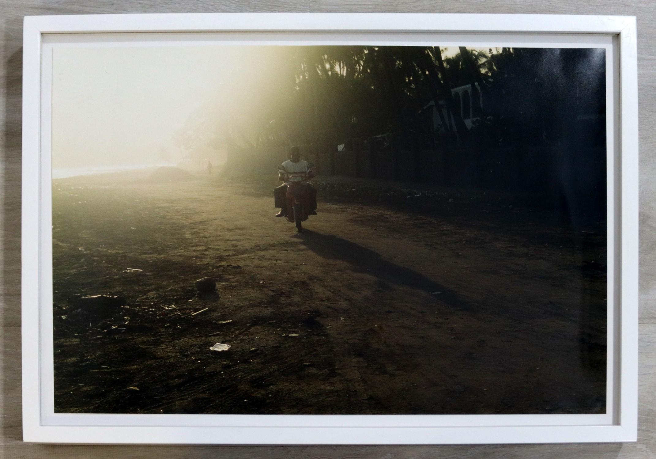 Nous vous proposons une photographie contemporaine, riche et vivante, représentant un Haïtien en scooter, réalisée par la photographe primée Chantel James. Dimensions : 16h x 22w (encadré). En parfait état. 


Chantal James est connue pour avoir