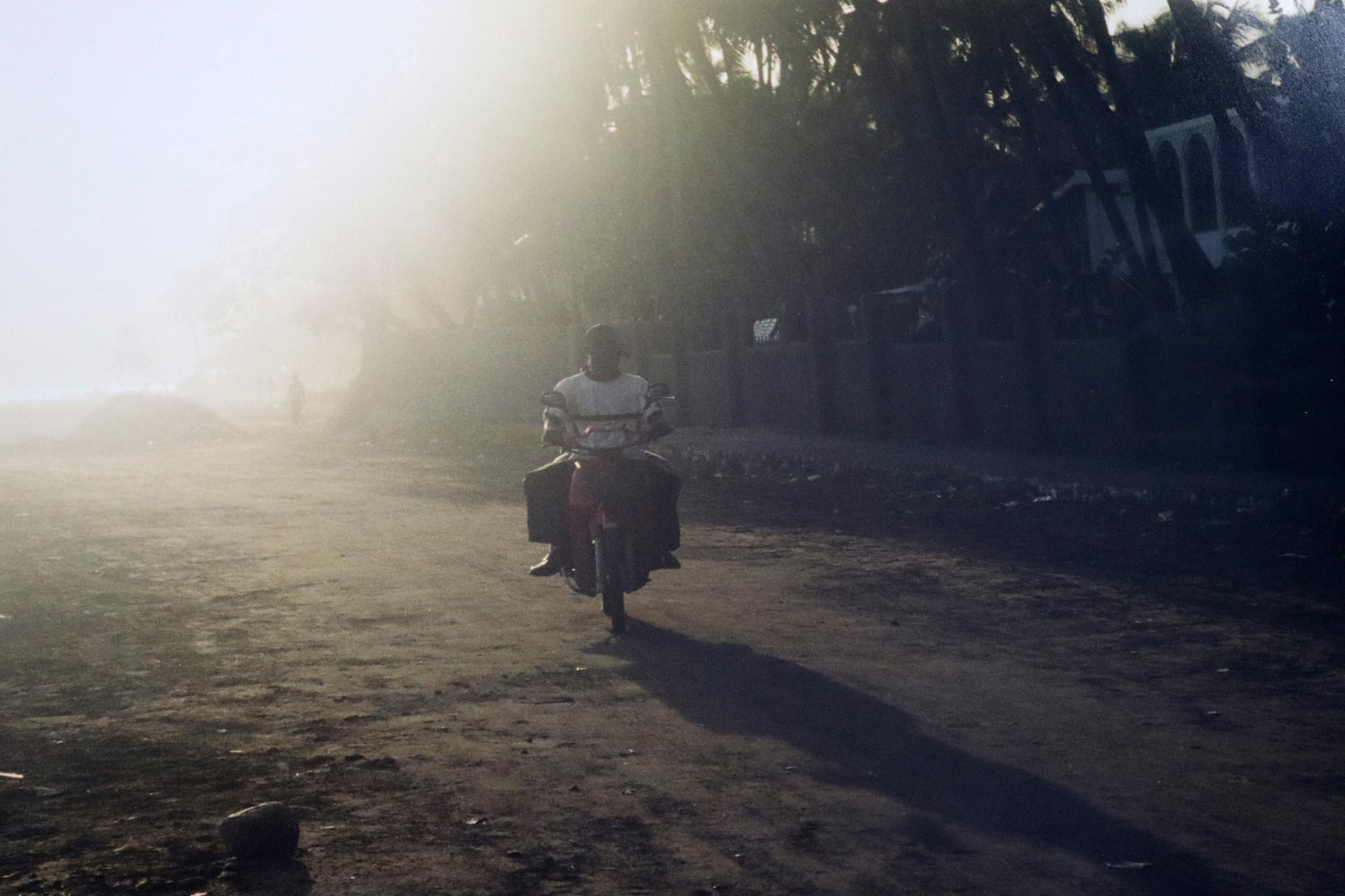 XX secolo Chantal James Haiti Uomo su scooter Fotografia incorniciata e firmata in vendita