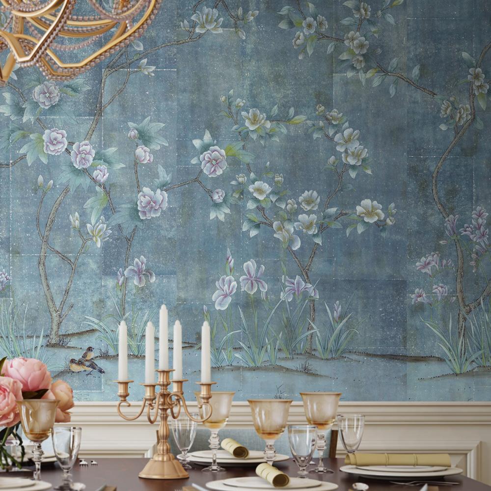 Le papier peint mural Chanteur Antiqued chinoiserie est une peinture murale bleue fortement vieillie montrant des fleurs de printemps et de petits oiseaux qui peut ajouter de la couleur ou un intérêt visuel à un salon, une chambre à coucher ou toute