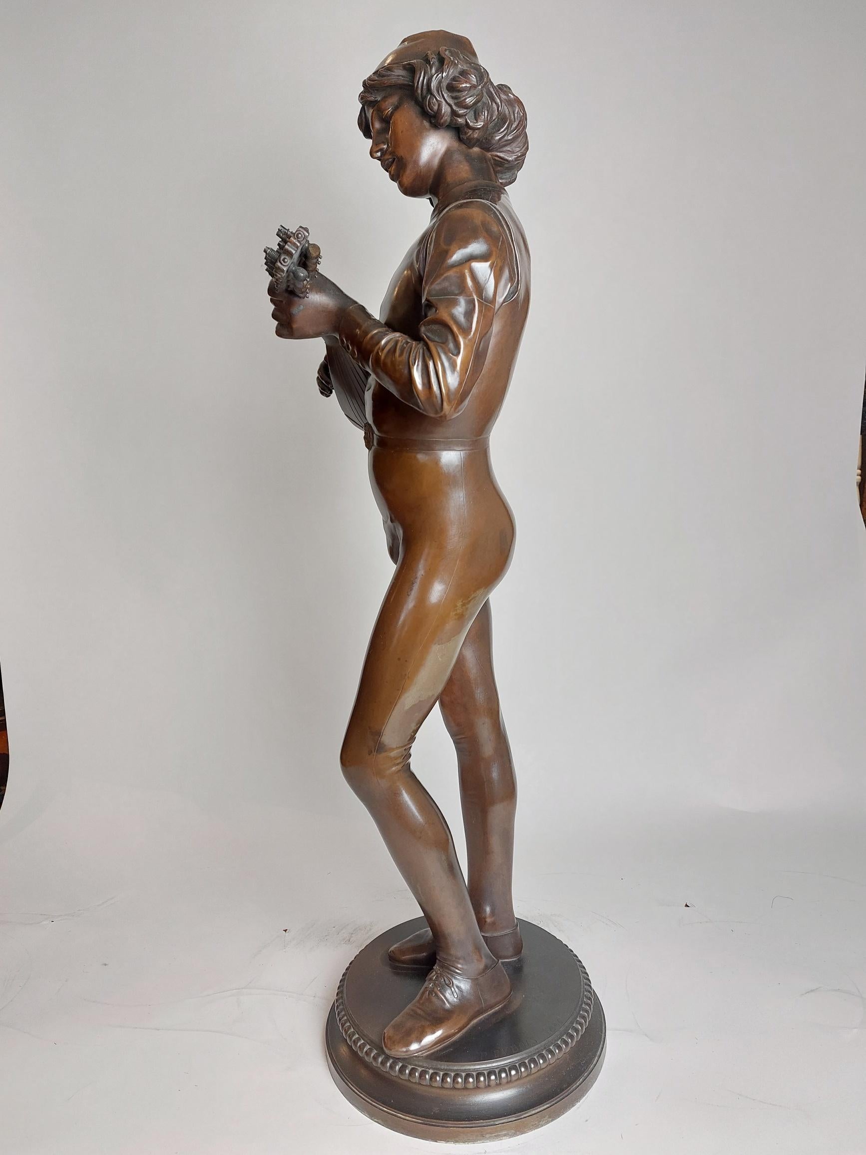 Florentiner Chanteur des XVe siècle
Eine klassische französische Bronze des 19. Jahrhunderts mit einer jungen  Troubadour, der eine Laute spielt.
Der Musiker scheint von dem Lied, das er spielt, ergriffen zu sein und beobachtet aufmerksam seine