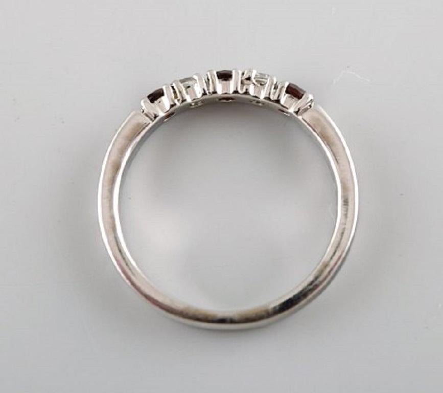 Chanti. Alliance ring in 8 carat white gold adorned with brilliants and semi precious stones. Late 20th century.
In very good condition.
Measures: 17 mm. US size: 4.25
Stamped.
In most cases we can change the size for a fee (50 USD) per ring