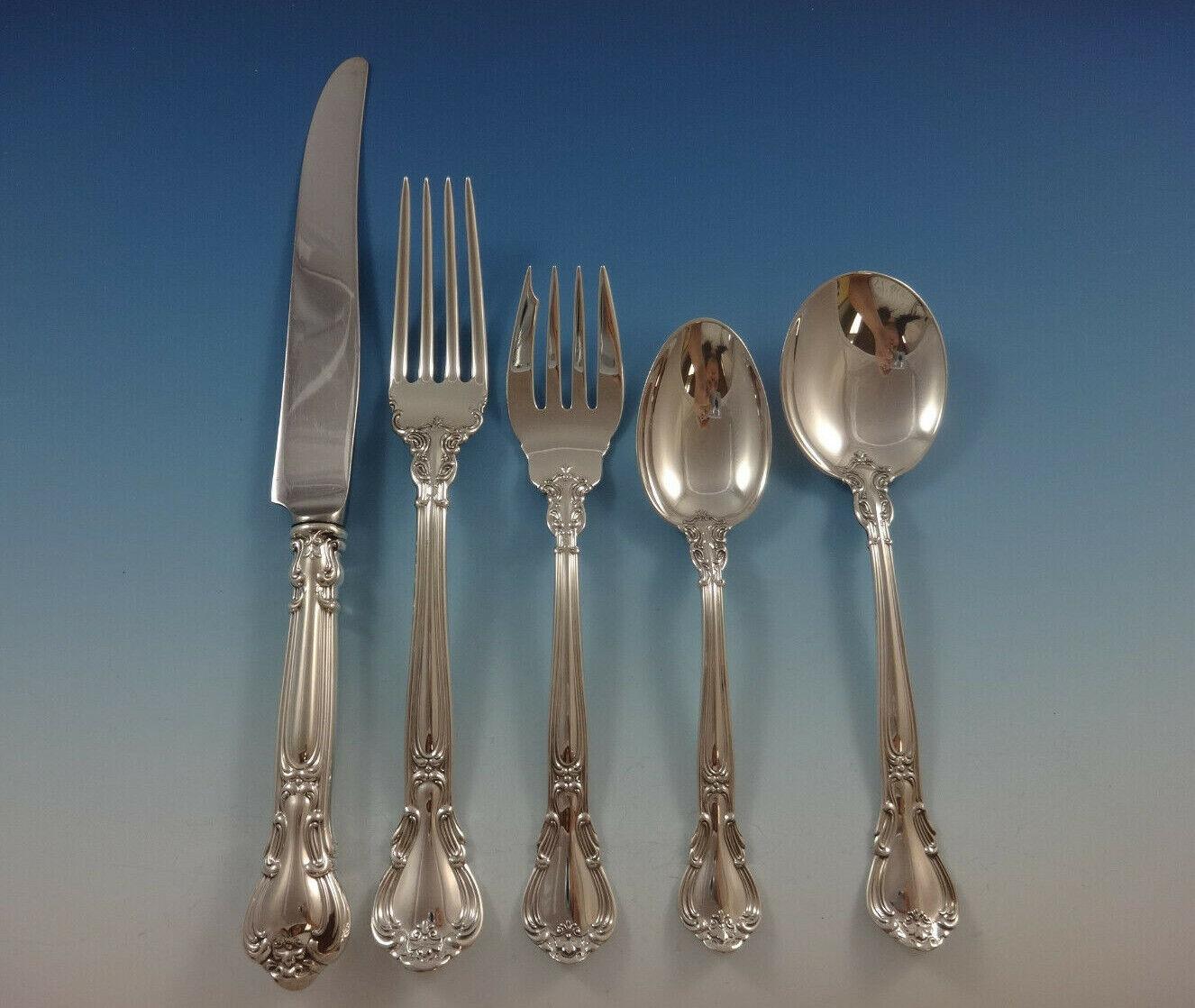 Das fein gearbeitete Muster mit der anmutigen Eleganz des 18. Jahrhunderts aus Frankreich wurde erstmals 1895 vorgestellt. Das komplizierte Design ist mit einer Kaskade von tief geschnitzten Bordüren verziert, die eine schlanke, erhabene zentrale