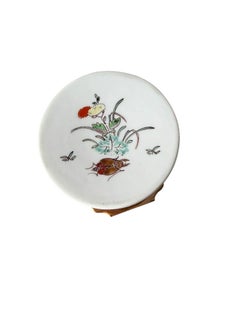Chantilly Kakiemon Circular Soft Paste Snuff Box, circa 1745