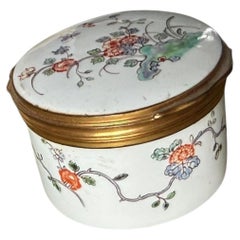 Chantilly Kakiemon Circular Soft Paste Snuff Box, circa 1745
