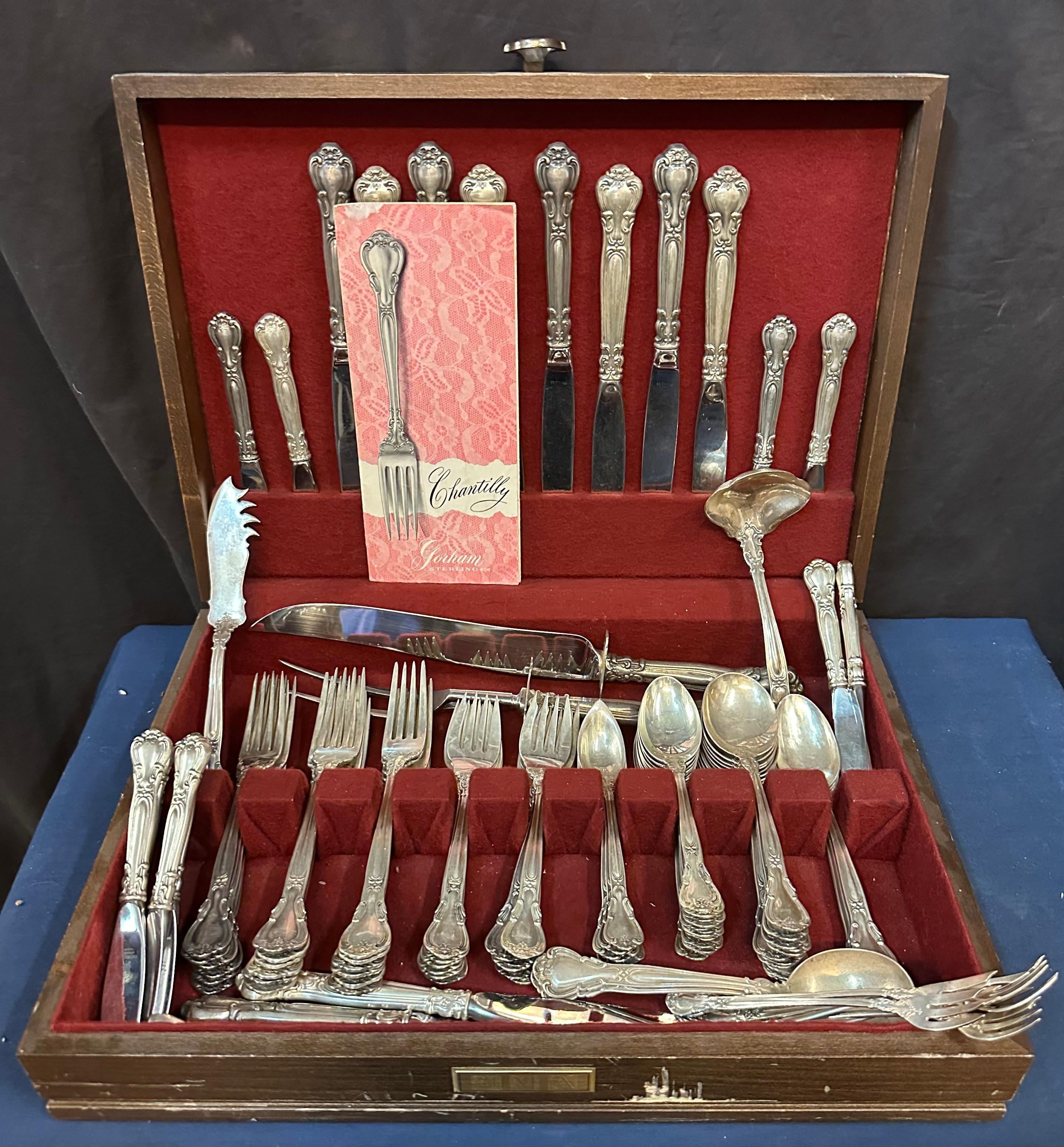 Questo elegante servizio vintage in argento sterling per dodici persone è stato progettato con il motivo Luigi XV da Birks Silver Co. La firma si trova in una scanalatura sul retro di ogni manico e data il set tra il 1900 e il 1930. Ci sono undici