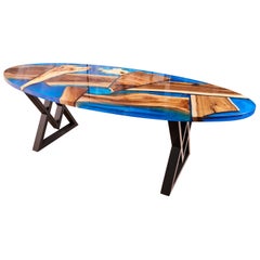 Mesa de Comedor Contemporánea Ovalada Chaos con Borde Vivo de Raíz de Nogal y Madera de Burl