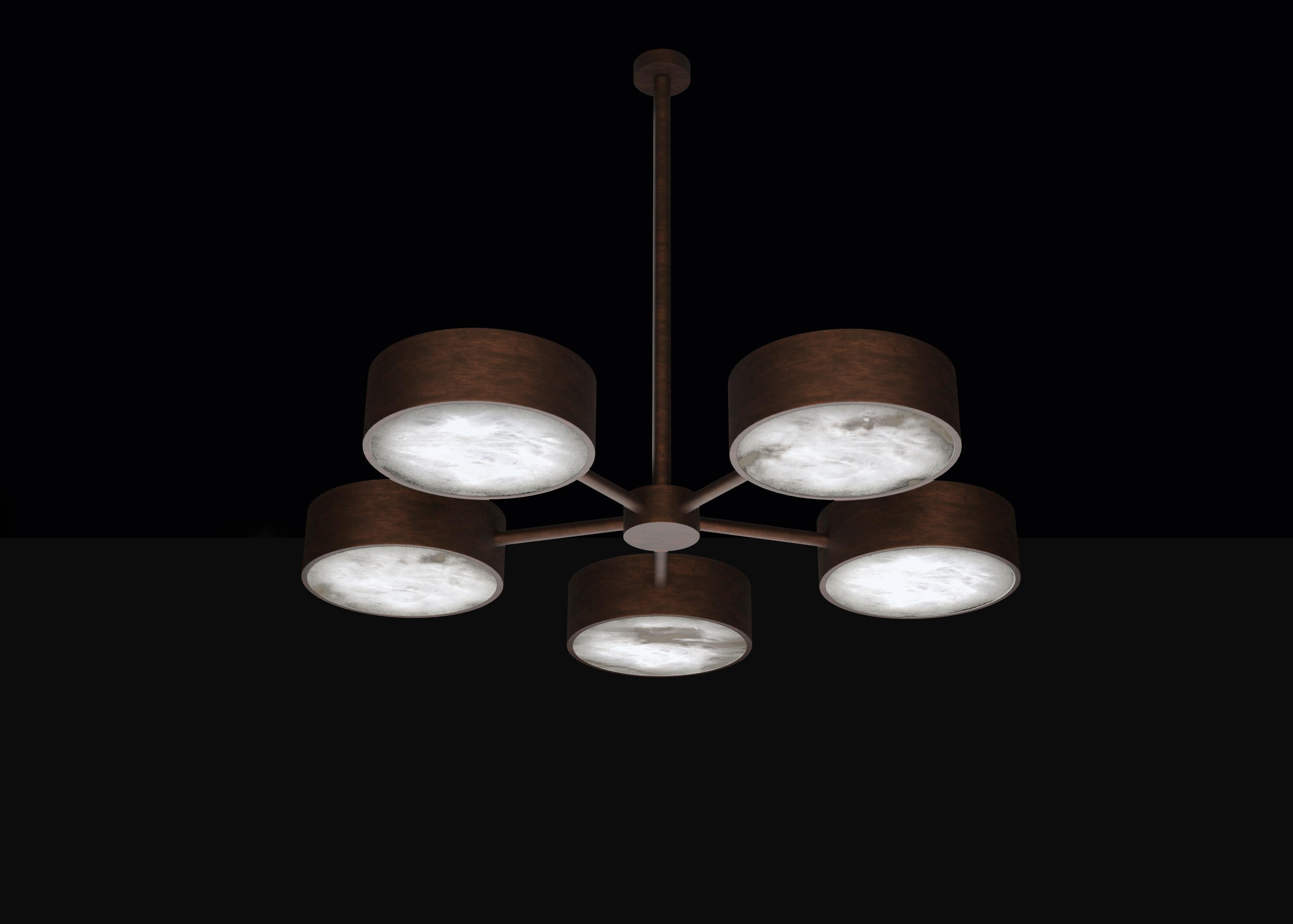 Lampadario in metallo Chaos Ruggine Of Florence di Alabastro Italiano
Dimensioni: P 97 x L 100 x H 84,5 cm.
Materiali: Alabastro bianco e metallo.

Disponibile in diverse finiture: Argento lucido, Bronzo, Ottone spazzolato, Ruggine di Firenze,
