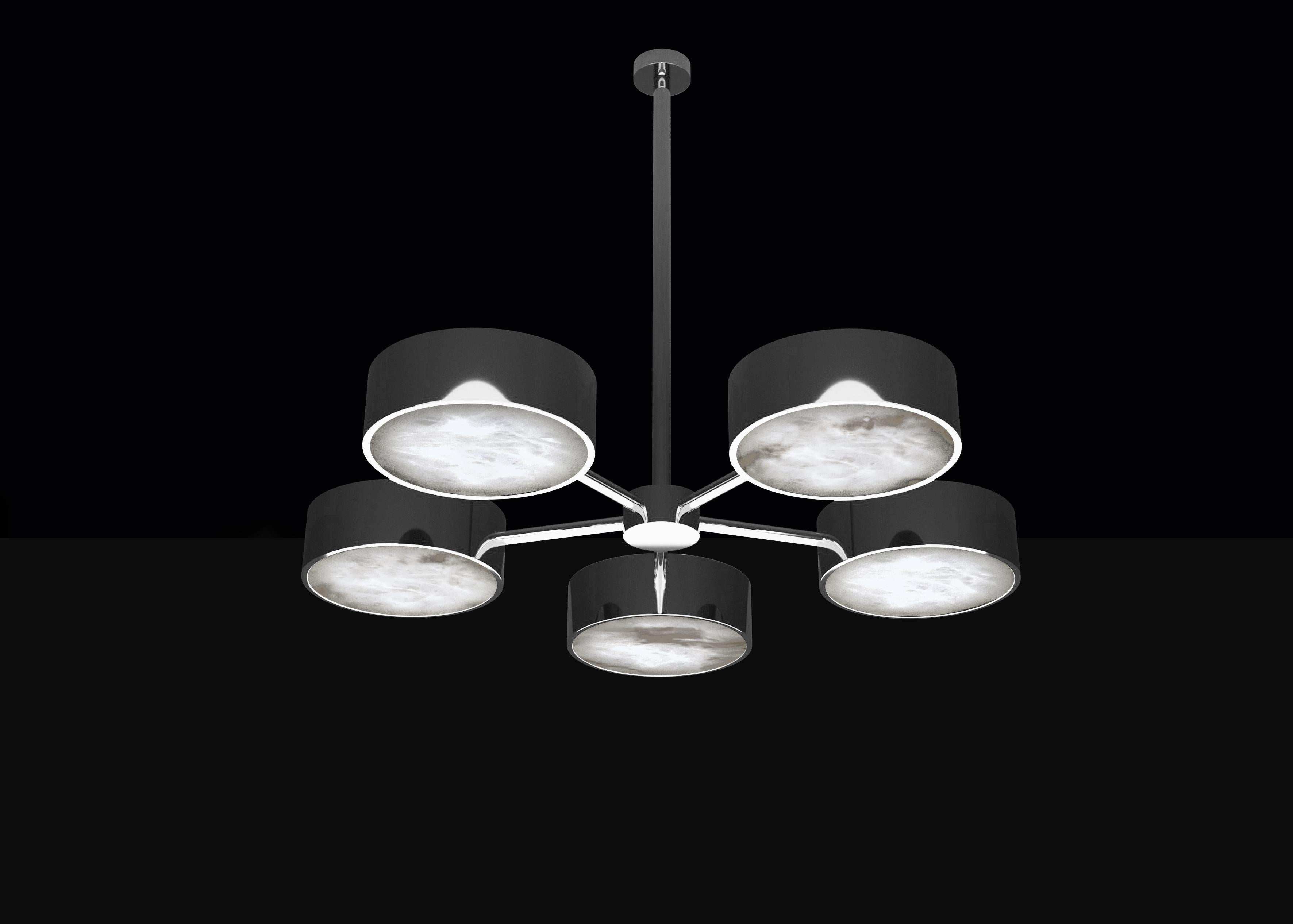 Lampadario Chaos in metallo argentato lucido di Alabastro Italiano
Dimensioni: P 97 x L 100 x H 84,5 cm.
Materiali: Alabastro bianco e metallo.

Disponibile in diverse finiture: Argento lucido, Bronzo, Ottone spazzolato, Ruggine di Firenze, Brunito