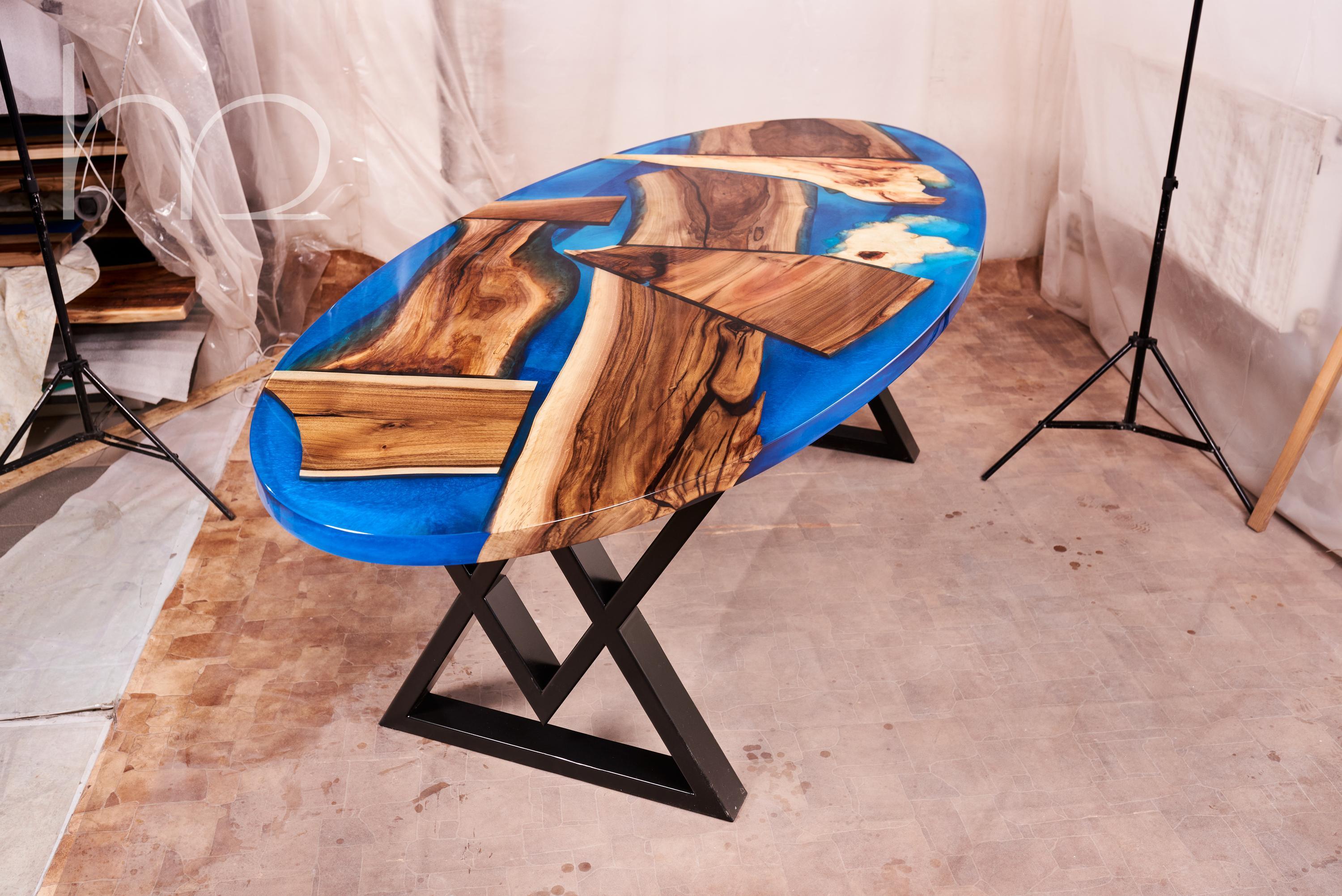 Arts and Crafts Table de salle à manger ovale en noyer et ronce de Chaos en vente