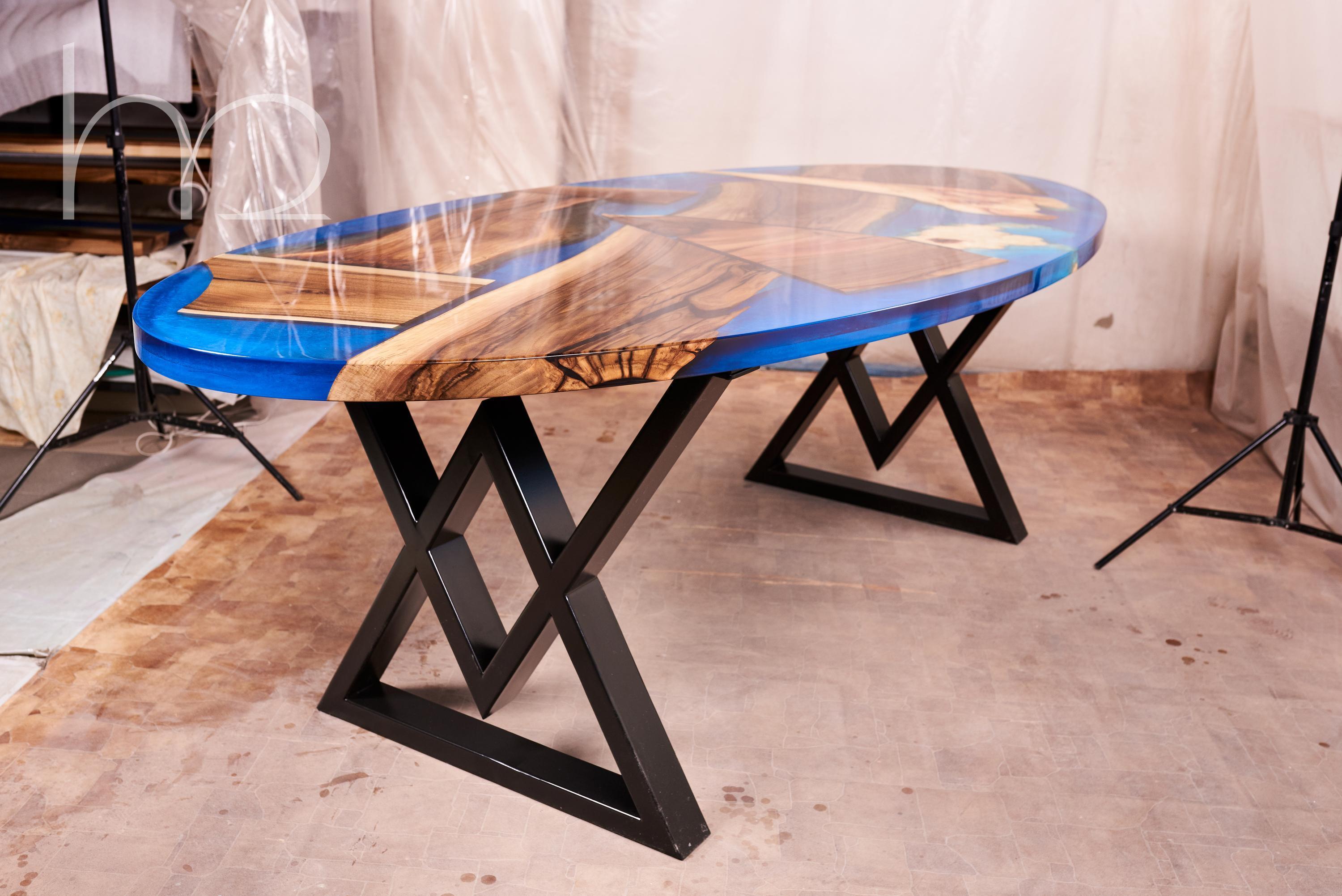 Européen Table de salle à manger contemporaine ovale en bois de ronce et racines de noyer Chaos Live Edge en vente