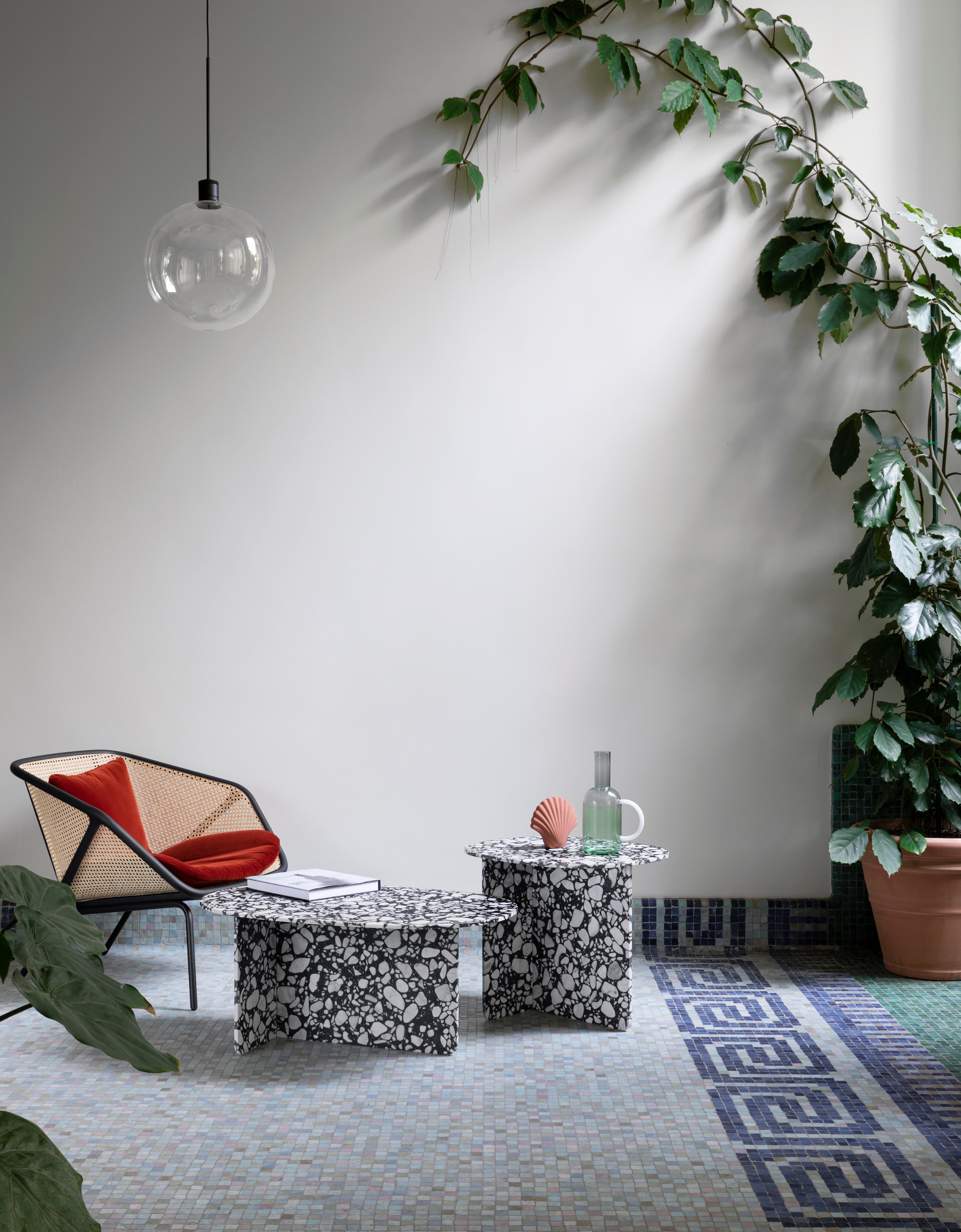 La chapelle est un objet primaire qui s'exprime par la forme et la couleur. Organique et primitif, cet élément essentiel arbore la texture décorative frappante du marbre Palladio Moro ou la transparence du verre.

Disponible en différentes options