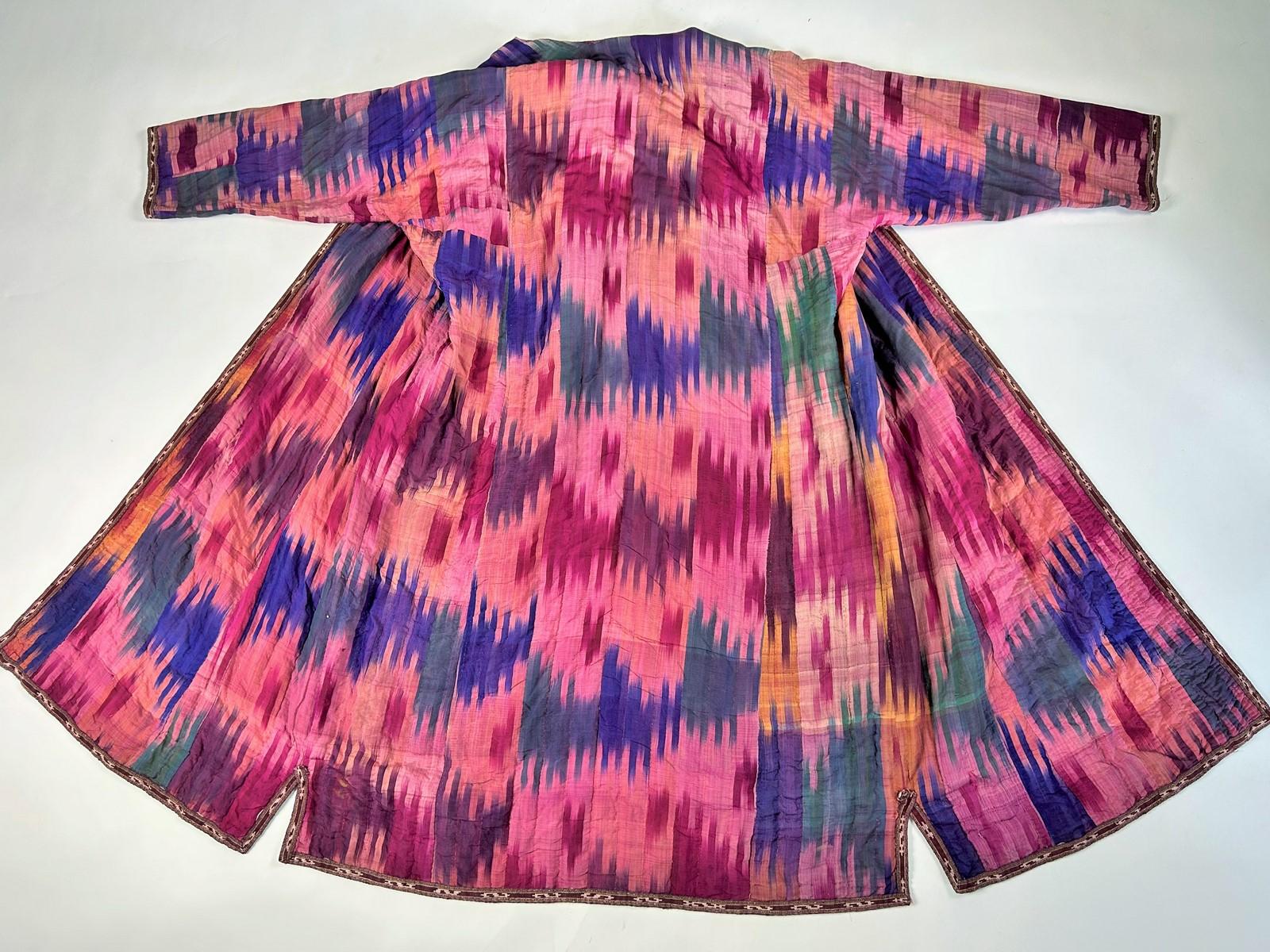 Chapan coat in silk ikat - Uzbekistan Circa 1900-1950 For Sale 9