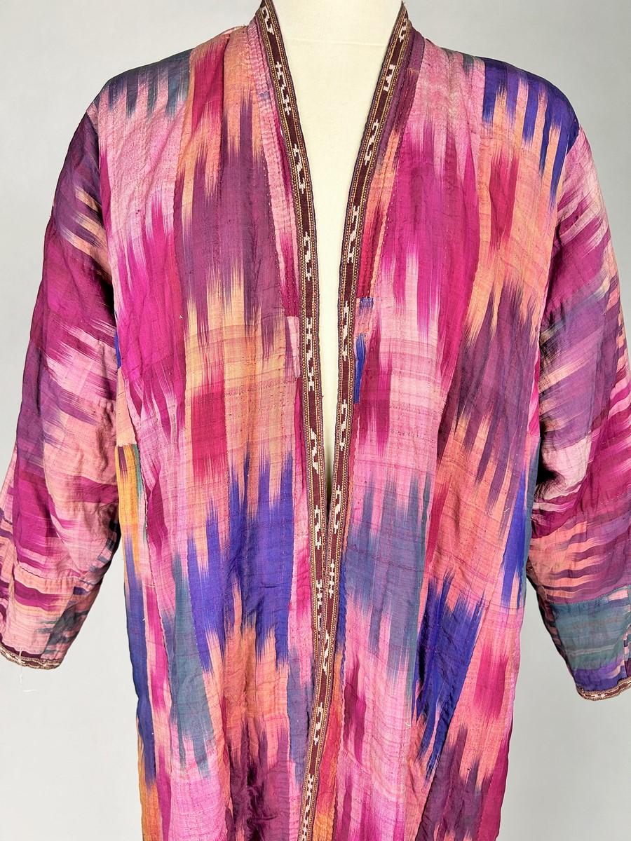 First half of the 20th century
Uzbekistan
Chapan coat in silk Ikat from Uzbekistan dating from the first half of the 20th century. A large dignitary's coat in Ikat silk taffeta, an ancestral technique of dyeing the warp threads before weaving, also
