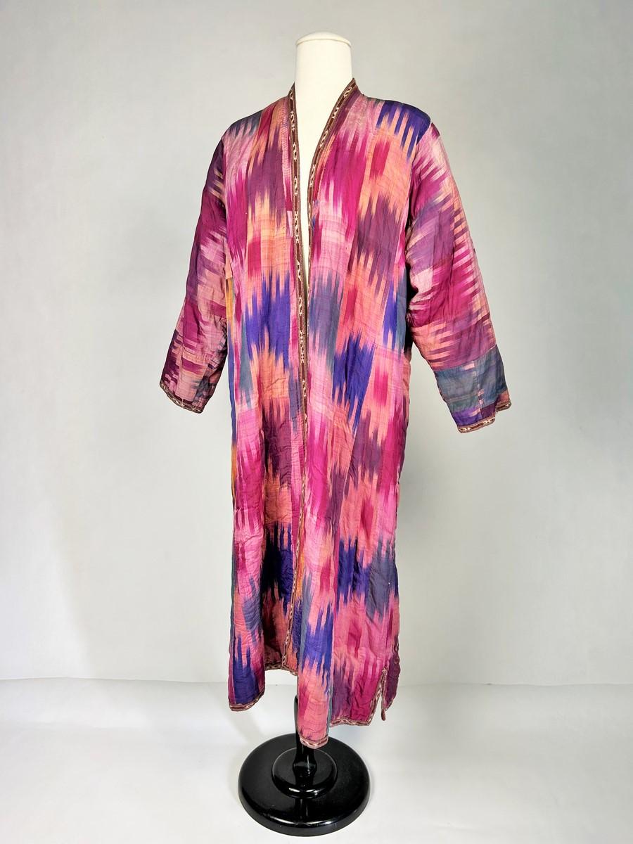 Women's or Men's Chapan coat in silk ikat - Uzbekistan Circa 1900-1950 For Sale