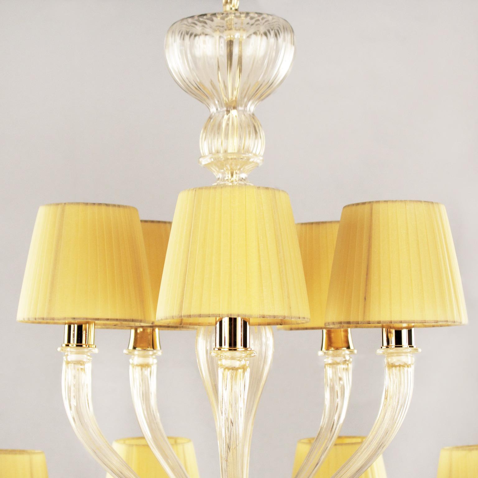 Chapeau est un lustre classique et essentiel, il est fabriqué à la main en utilisant des matériaux de haute qualité en verre de Murano et des abat-jour en organza faits à la main. Ce lustre en verre de Murano est fini avec des abat-jour faits à la