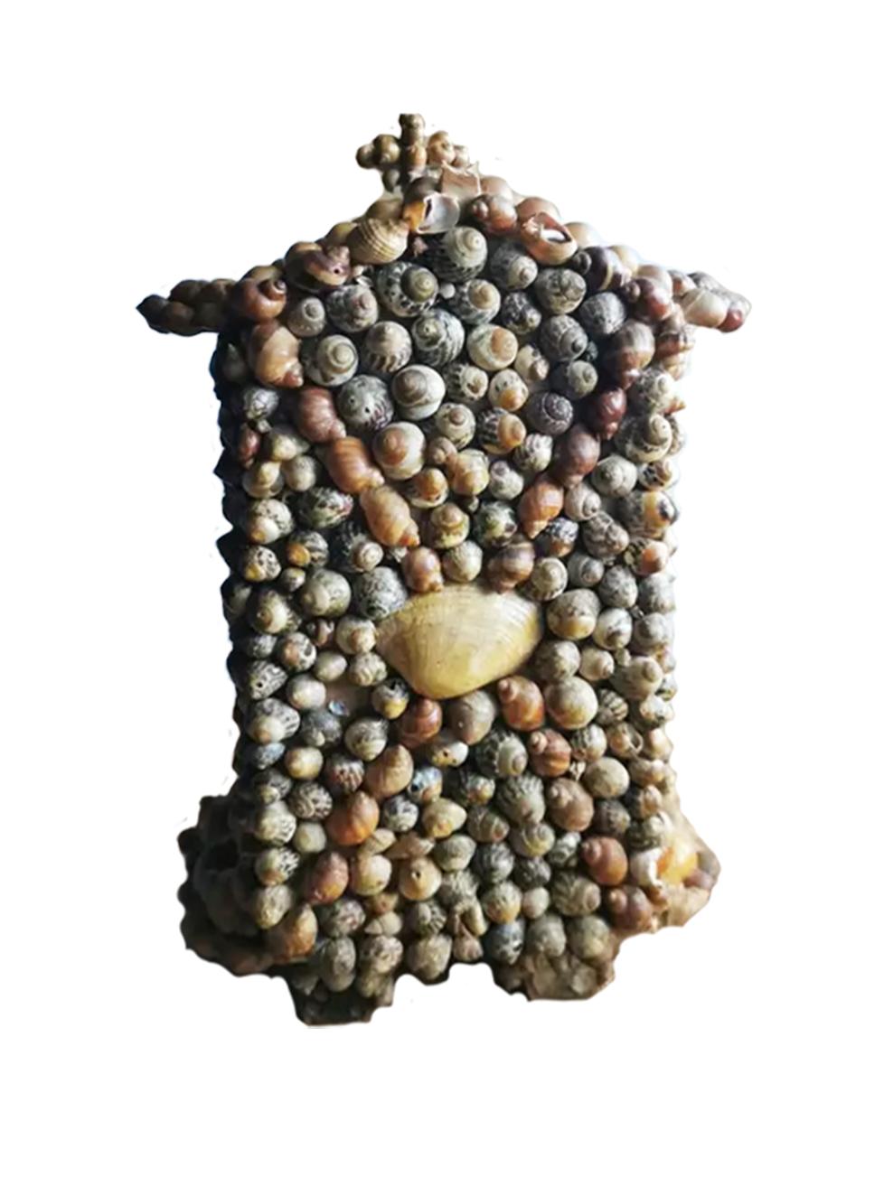 Chapel made with shells and seashells

It has an image of San Pancracio, but you can wear any other figure.

Inside it has a religious figure, with Cretamete San Pancracio, who is venerated to request economic 

prosperity, in Spain it is done by