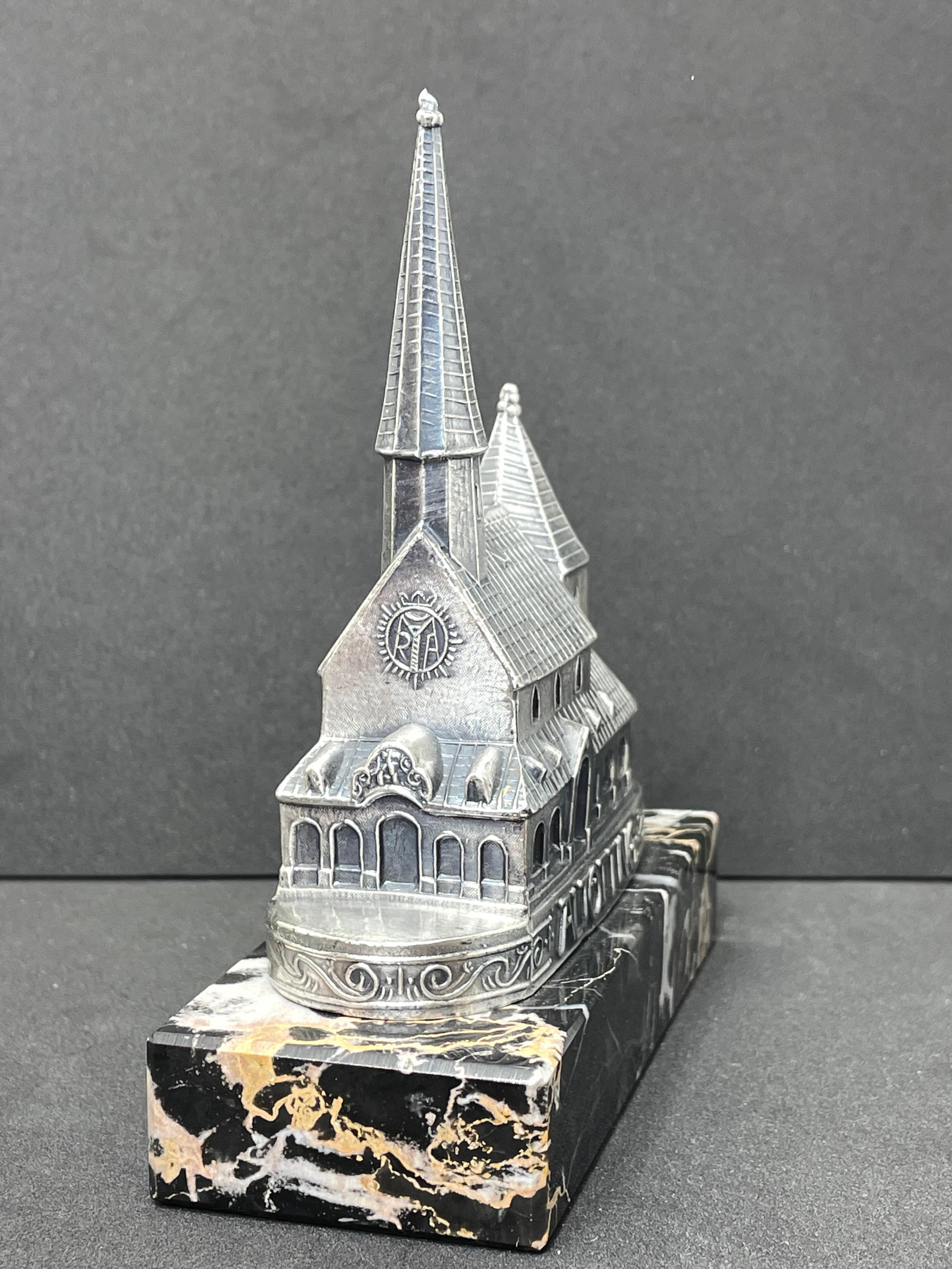 Français Statue de bureau presse-papiers de la chapelle de Grace Alttting, Souvenir Building en vente