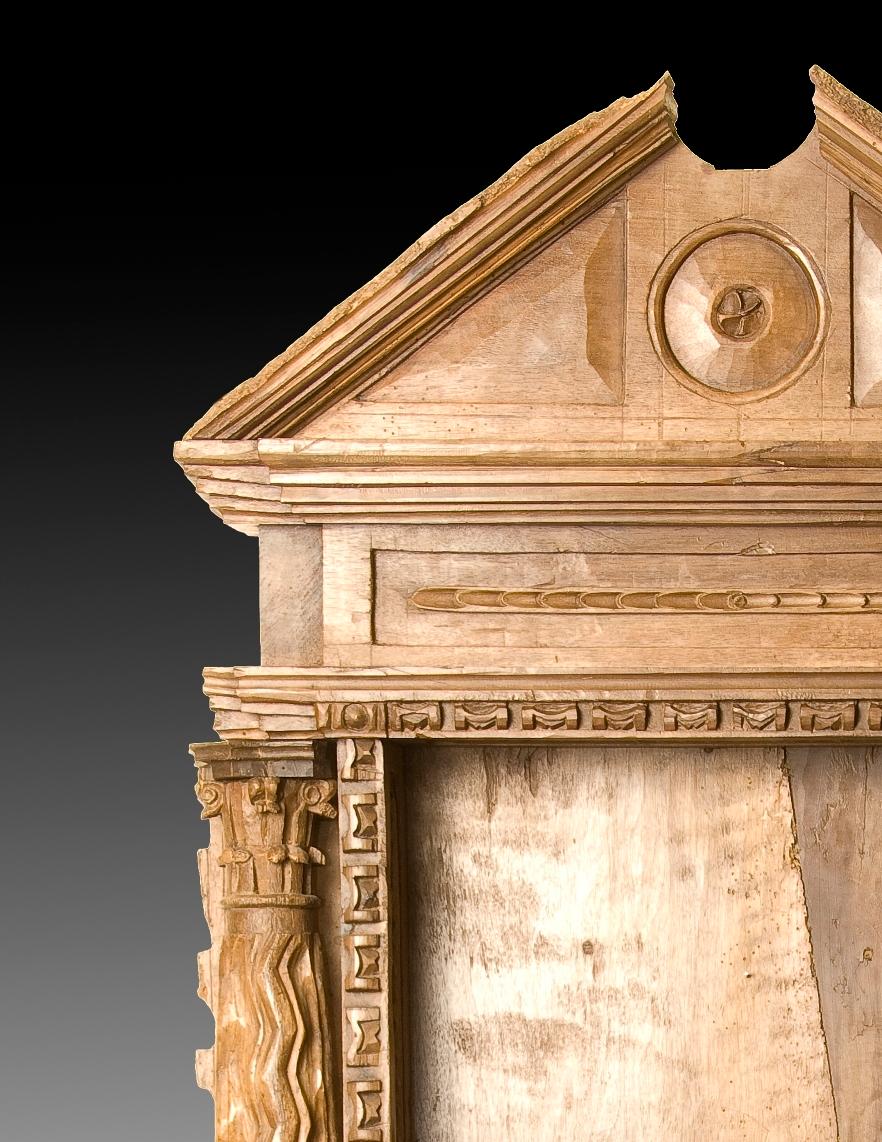 Chapel. Walnut wood, 17th century.
Chapel for private oratory made of carved walnut wood and decorated with architectural elements of classicist inspiration (triangular split pediment, moldings, etc.) but with a clear relationship with the Baroque,