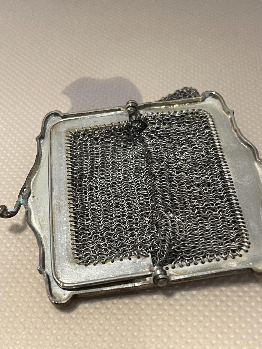 Magnificent chaplain in solid silver mesh with two compartments.
Its closure is straight, decorated with a frieze of acanthus leaves, it has a bail ring so that it can be hung on a chatelaine.

Weight: 68.9grs
Period: End of the 19th