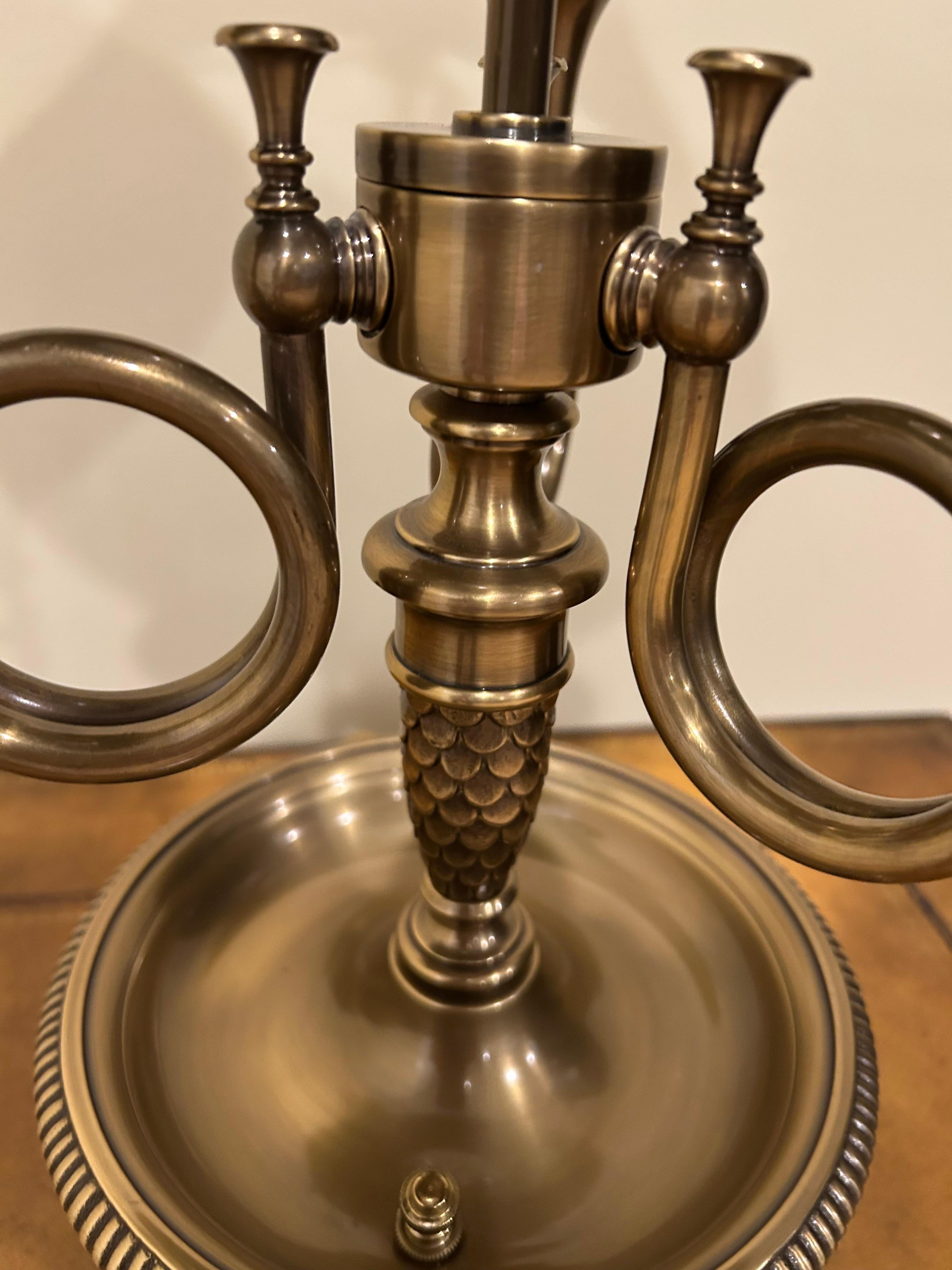 Lampe de table à motif de corne classique en laiton antique avec abat-jour en métal noir et superbe épi de faîtage en forme de flèche.