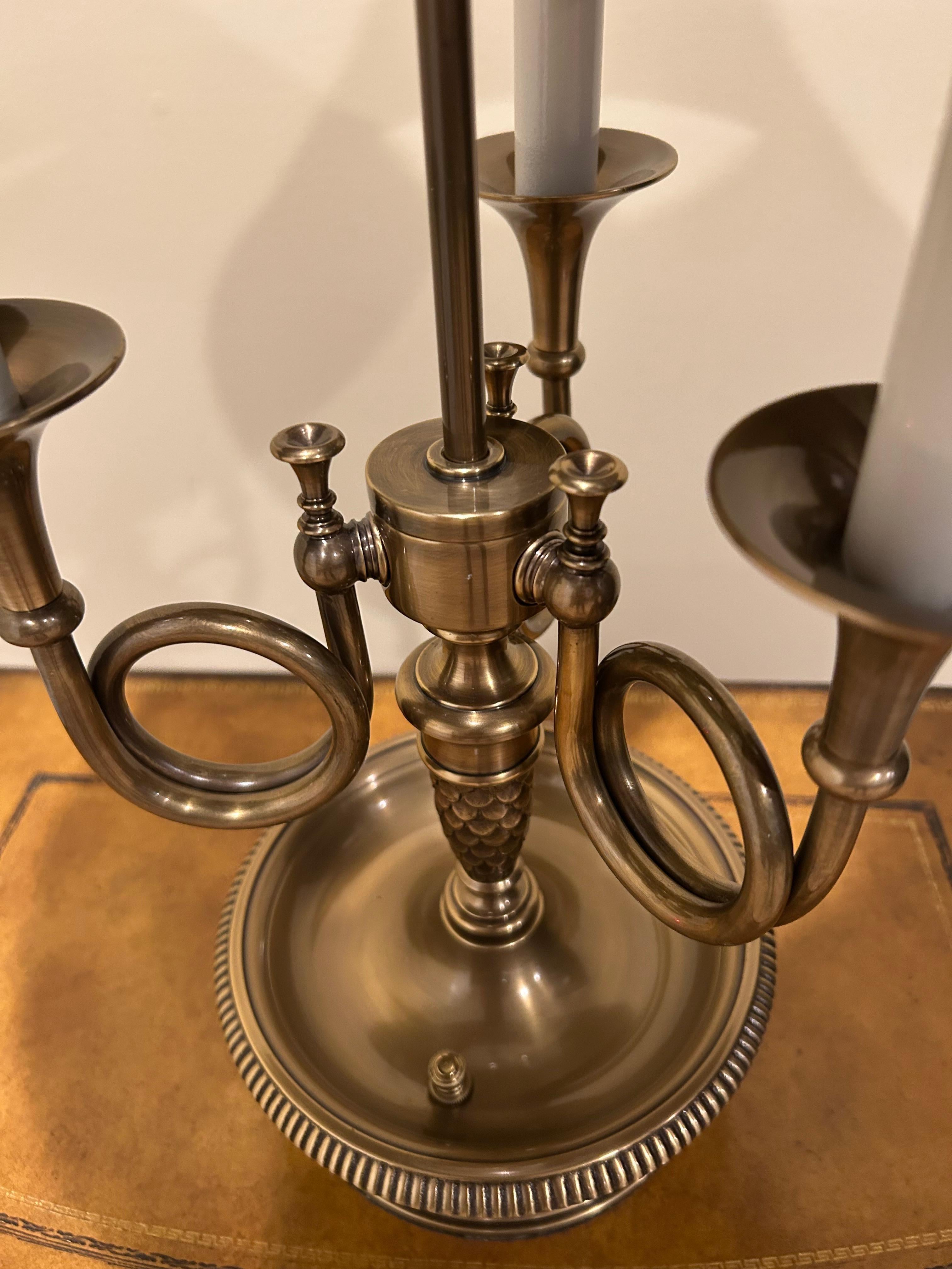 Lampe de table Buillotte Chapman 3 Horn en laiton antique Bon état - En vente à Hopewell, NJ
